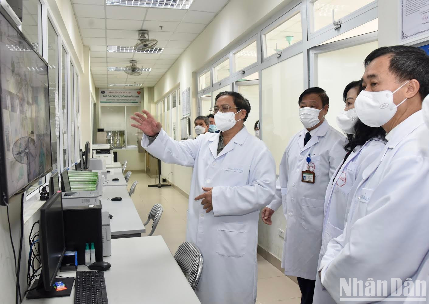 Minh Chinh pasa por la sala de reanimación y emergencias del hospital. Minh Chinh pasa por la sala de reanimación y emergencias del hospital.