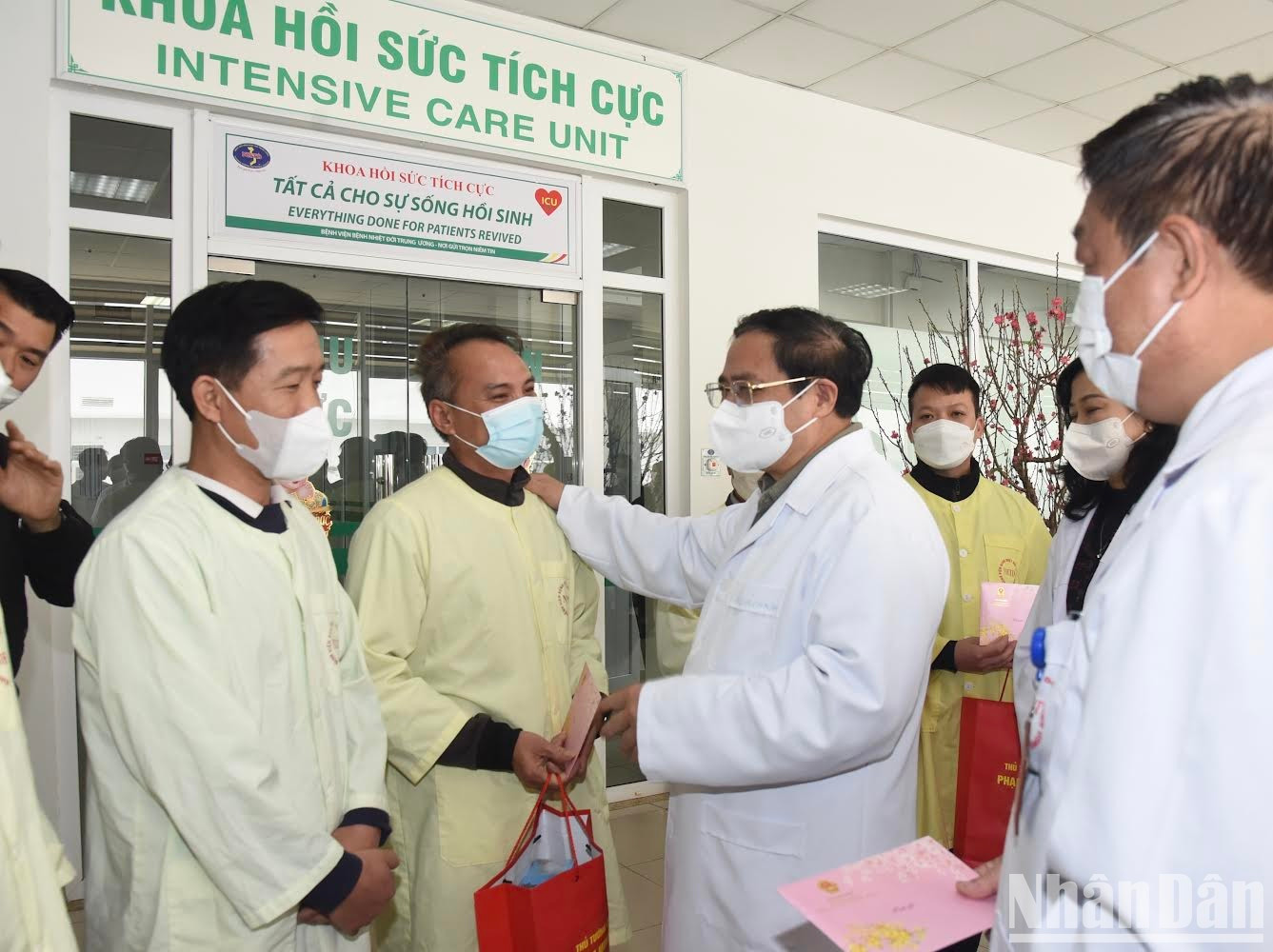 Entrega de regalos a familiares de los pacientes en circunstancias desfavorables. Entrega de regalos a familiares de los pacientes en circunstancias desfavorables.