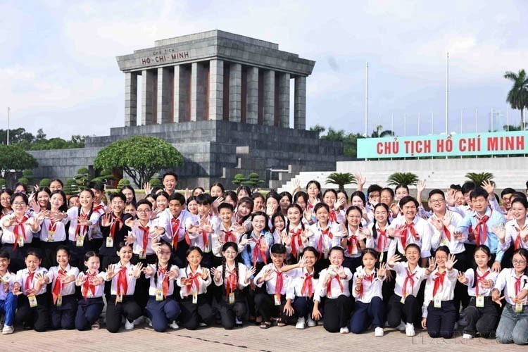 Los delegados que participaron en la sesión simulada del “Parlamento Infantil” en su segunda edición en 2024 visitan el Mausoleo de Ho Chi Minh.