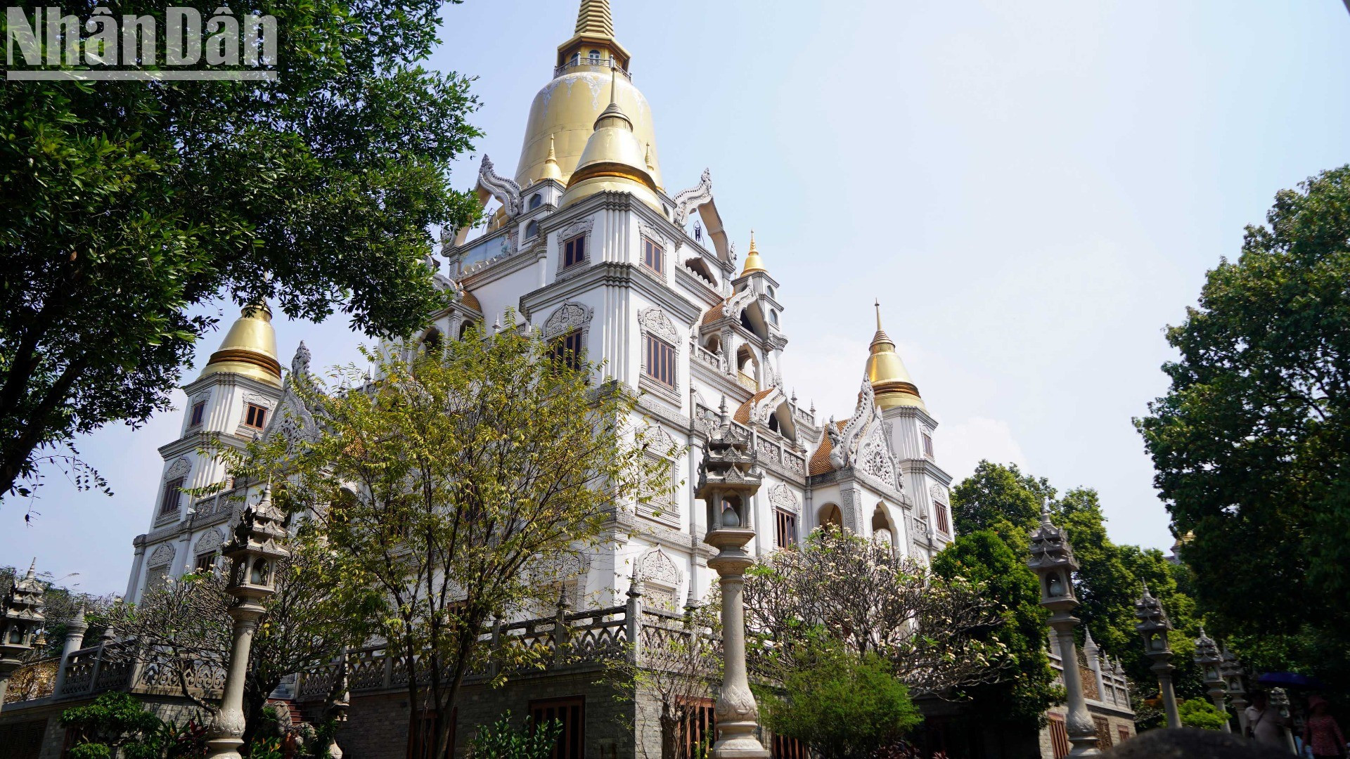 La pagoda de Buu Long ha sido elegida por la revista estadounidense National Geographic como una de las diez obras budistas con mejor diseño del mundo y se ha convertido en un destino popular de turismo espiritual.