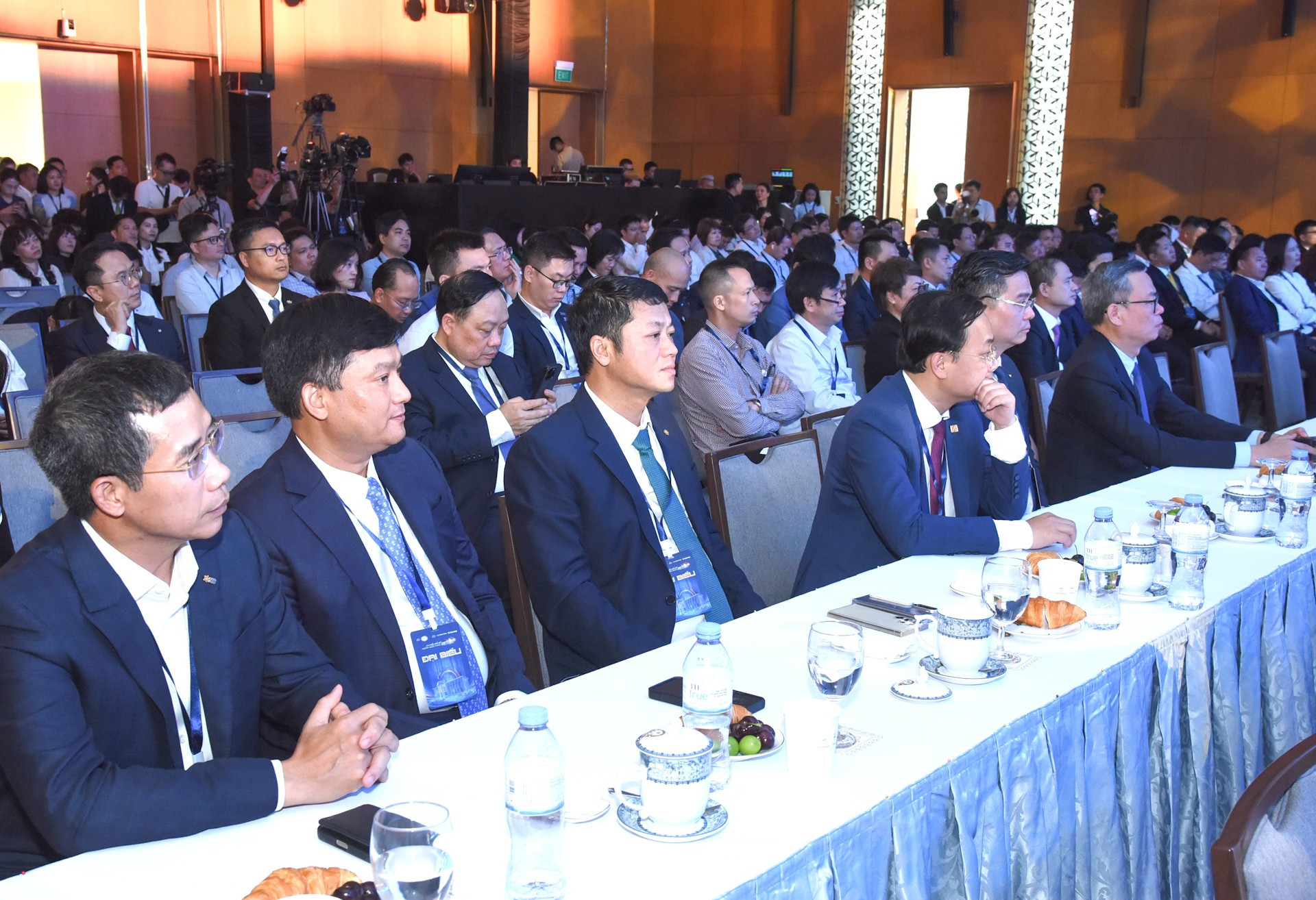 Entre los asistentes al evento figuran dirigentes del sector bancario nacional, ejecutivos de bancos, representantes de instituciones financieras de dentro y fuera del país, delegados de organizaciones de tecnología e invitados de entidades internacionales en Vietnam. Entre los asistentes al evento figuran dirigentes del sector bancario nacional, ejecutivos de bancos, representantes de instituciones financieras de dentro y fuera del país, delegados de organizaciones de tecnología e invitados de entidades internacionales en Vietnam.