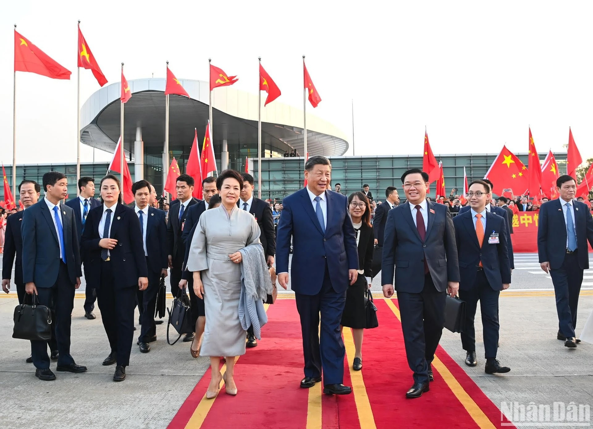 El presidente de la Asamblea Nacional de Vietnam, Vuong Dinh Hue, se despide del máximo dirigente chino y su esposa en el aeropuerto internacional de Noi Bai. El presidente de la Asamblea Nacional de Vietnam, Vuong Dinh Hue, se despide del máximo dirigente chino y su esposa en el aeropuerto internacional de Noi Bai.