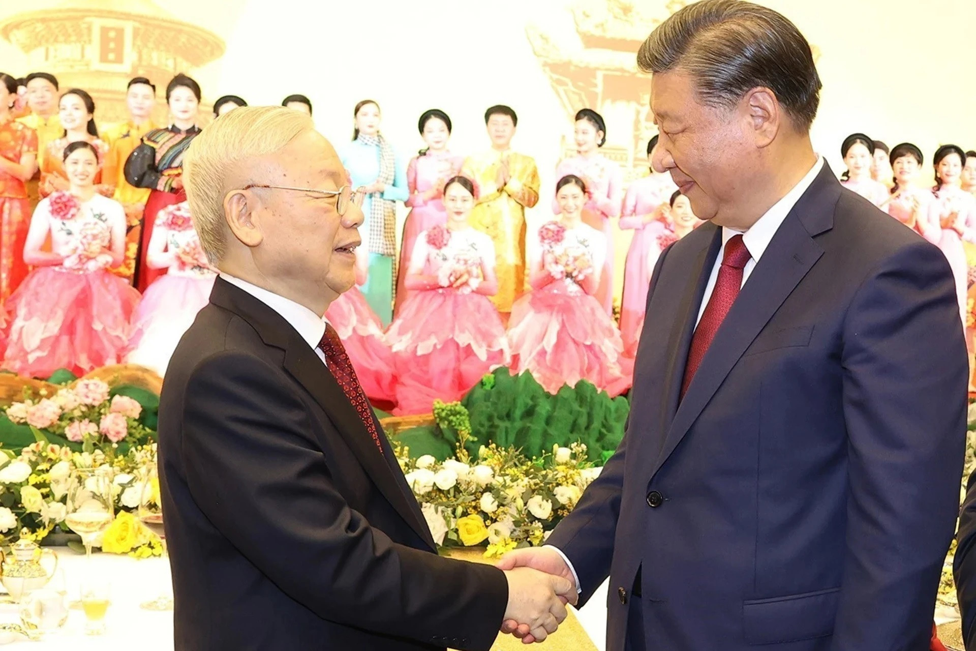 El secretario general del PCV, Nguyen Phu Trong, y el máximo dirigente partidista y presidente chino, Xi Jinping, en la velada. (Fotografía: VNA)