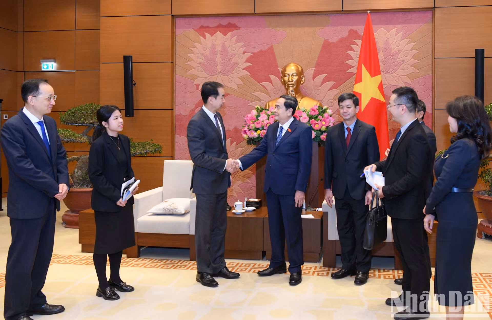 El dirigente parlamentario charla con el visitante. El dirigente parlamentario charla con el visitante.