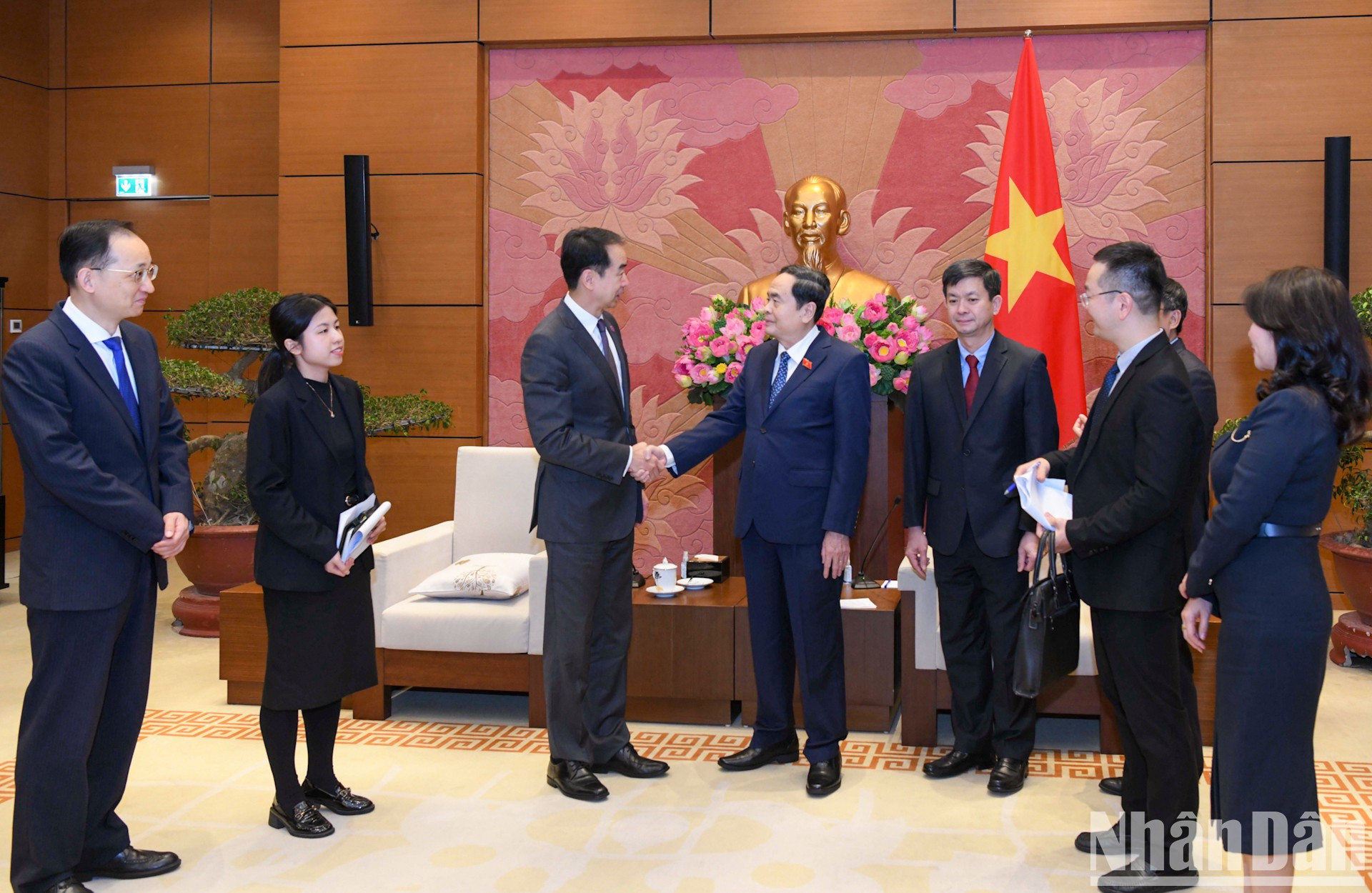 El dirigente parlamentario charla con el visitante. El dirigente parlamentario charla con el visitante.