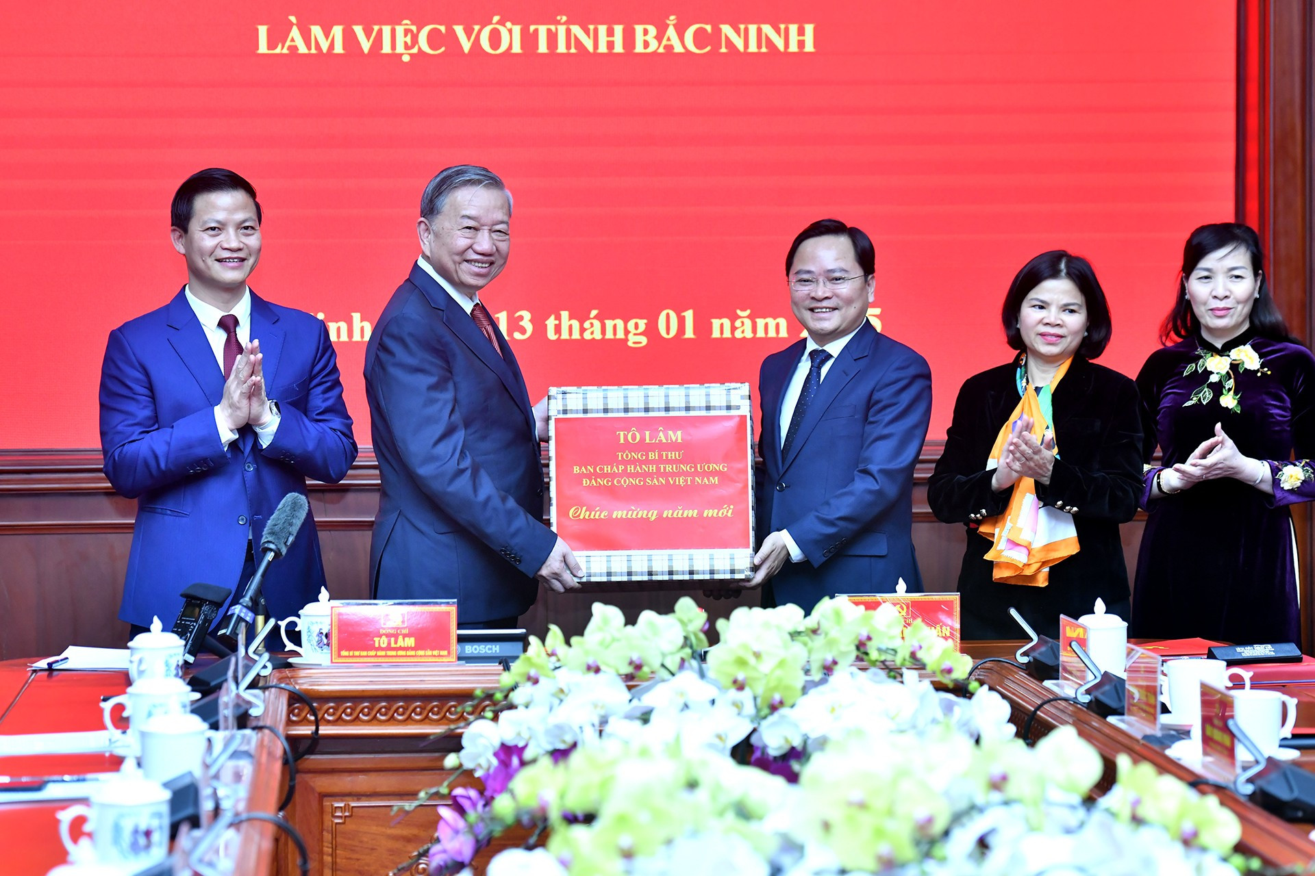 El líder político entrega un regalo a la instancia del PCV, el gobierno y el pueblo de Bac Ninh. El líder político entrega un regalo a la instancia del PCV, el gobierno y el pueblo de Bac Ninh.