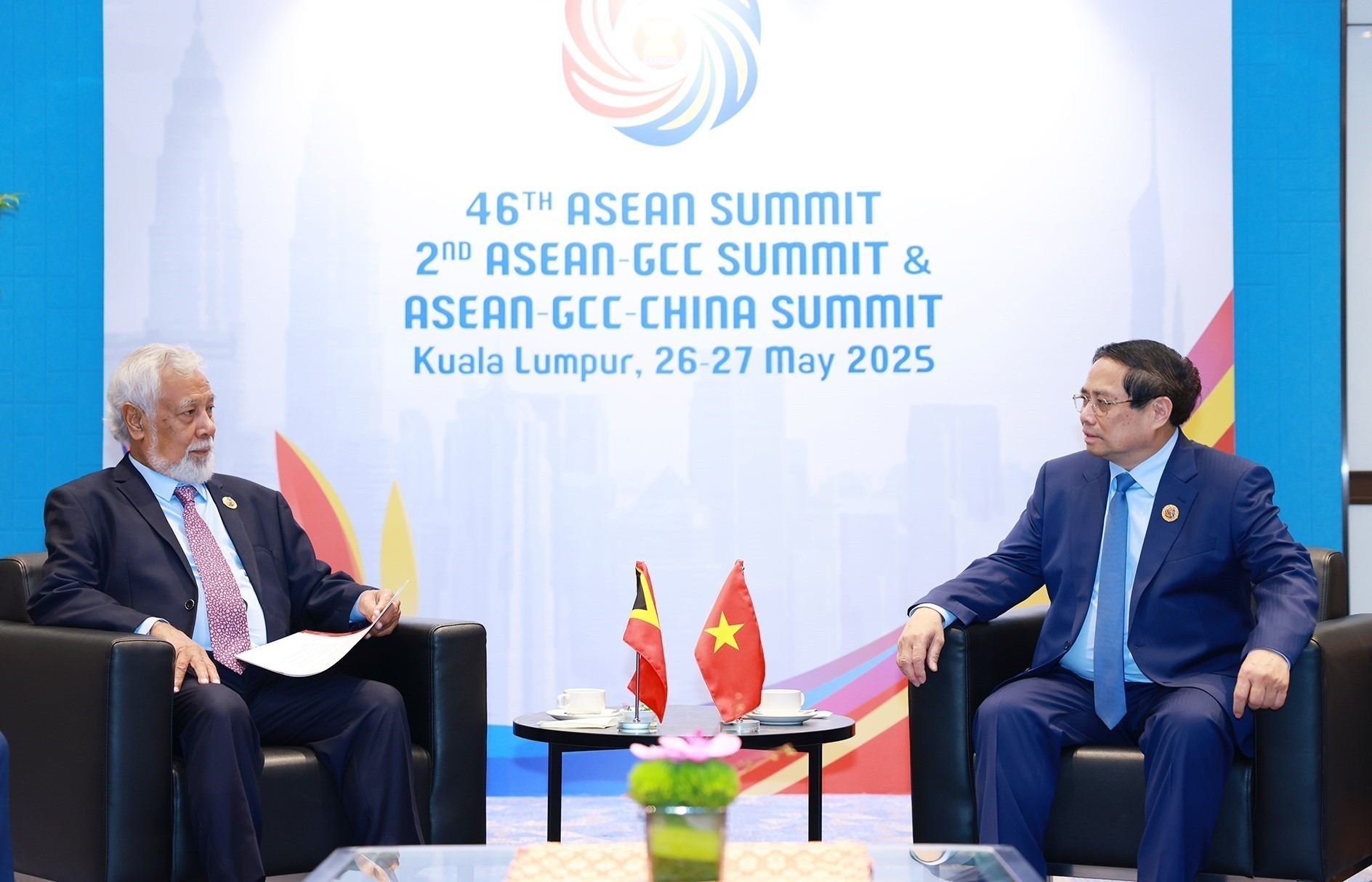 El premier Pham Minh Chinh conversa con su homólogo timorense, Xanana Gusmao.