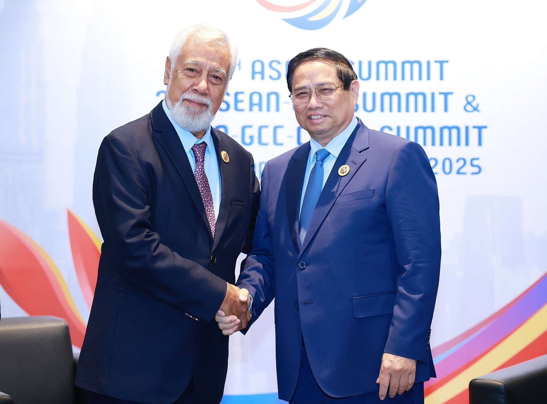 Los dos jefes de Gobierno posan para fotos.