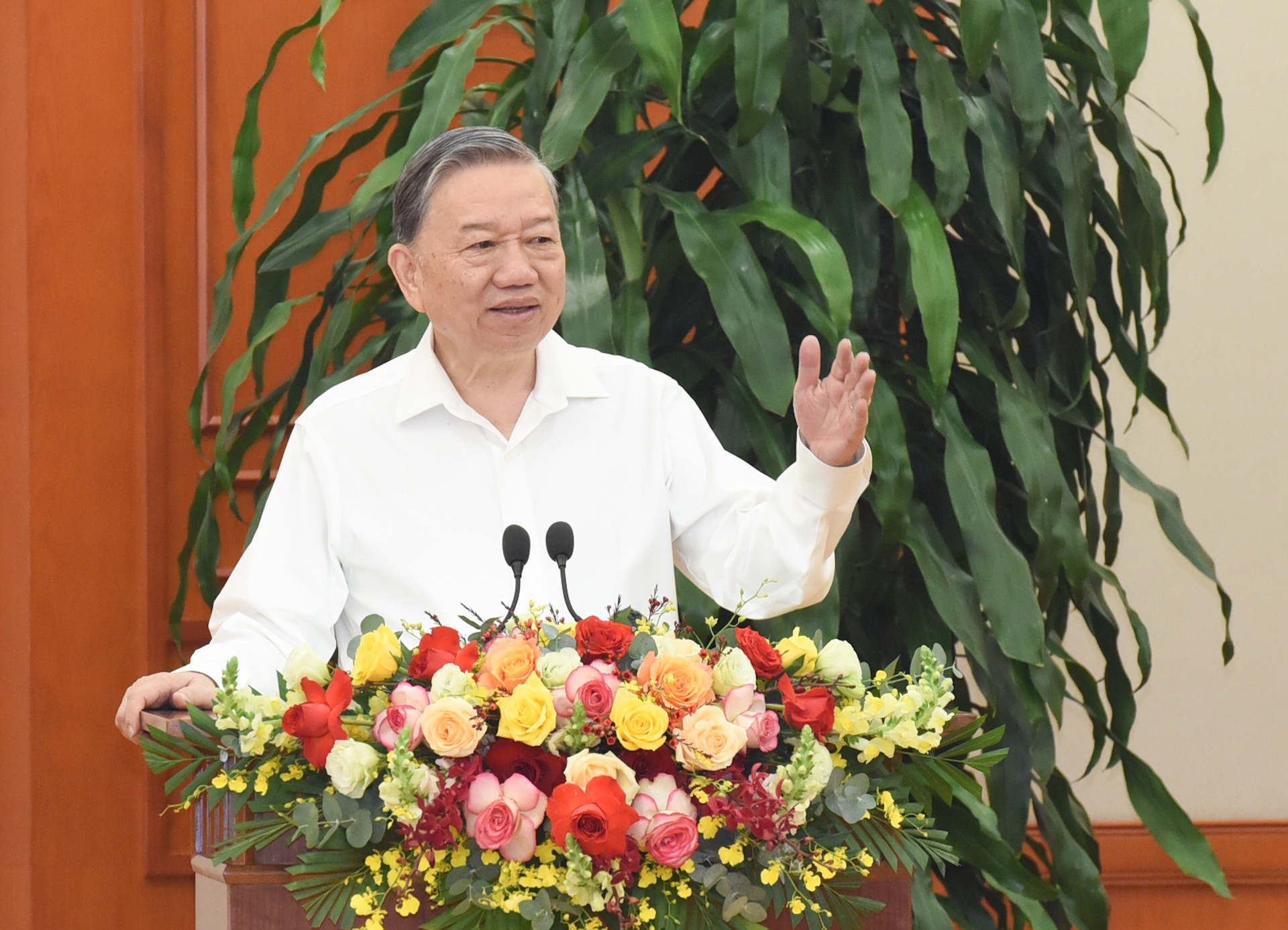 El máximo dirigente político del país pronuncia directrices. El máximo dirigente político del país pronuncia directrices.