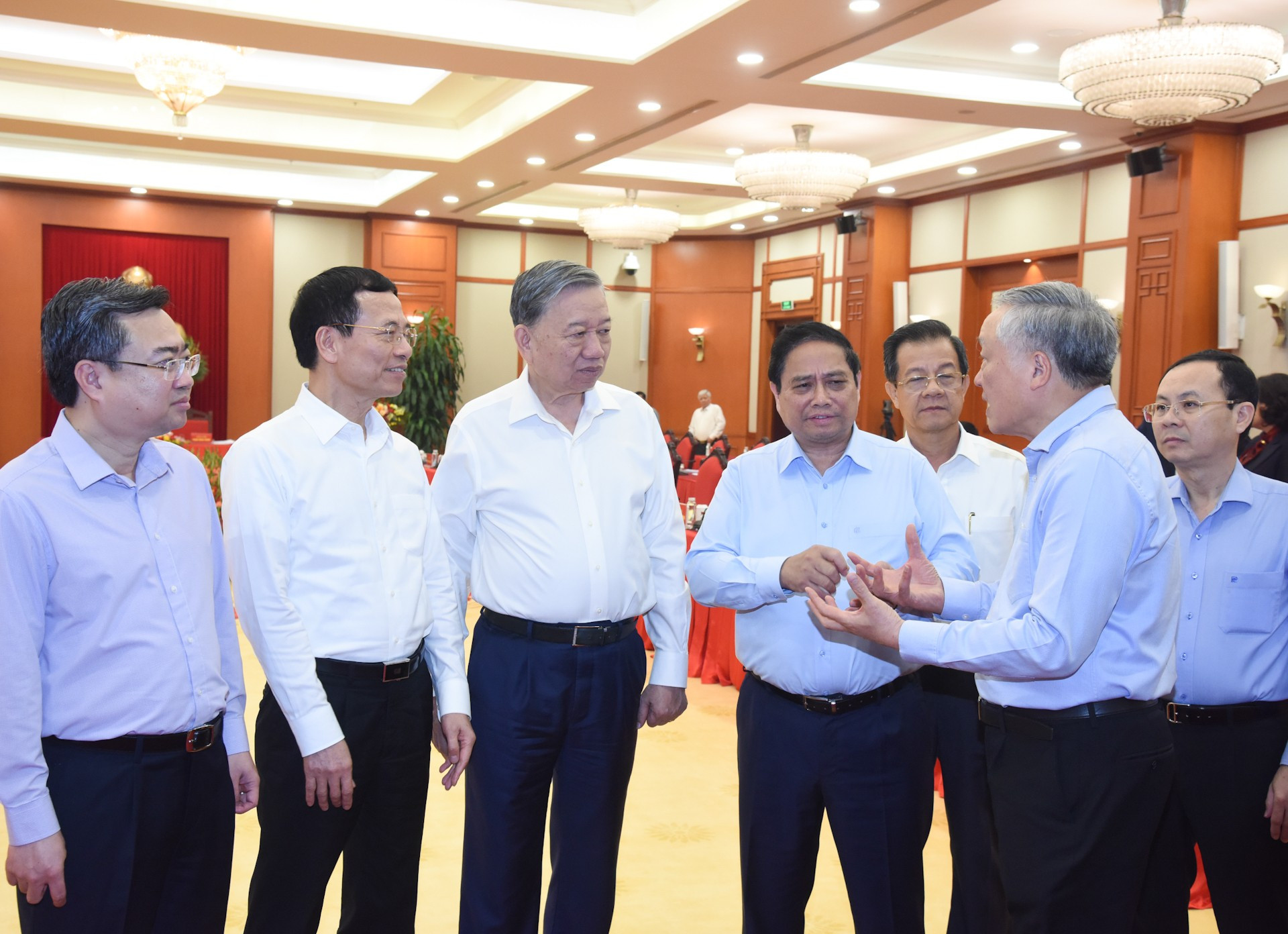 El secretario general To Lam, el premier Pham Minh Chinh y delegados a la sesión. El secretario general To Lam, el premier Pham Minh Chinh y delegados a la sesión.