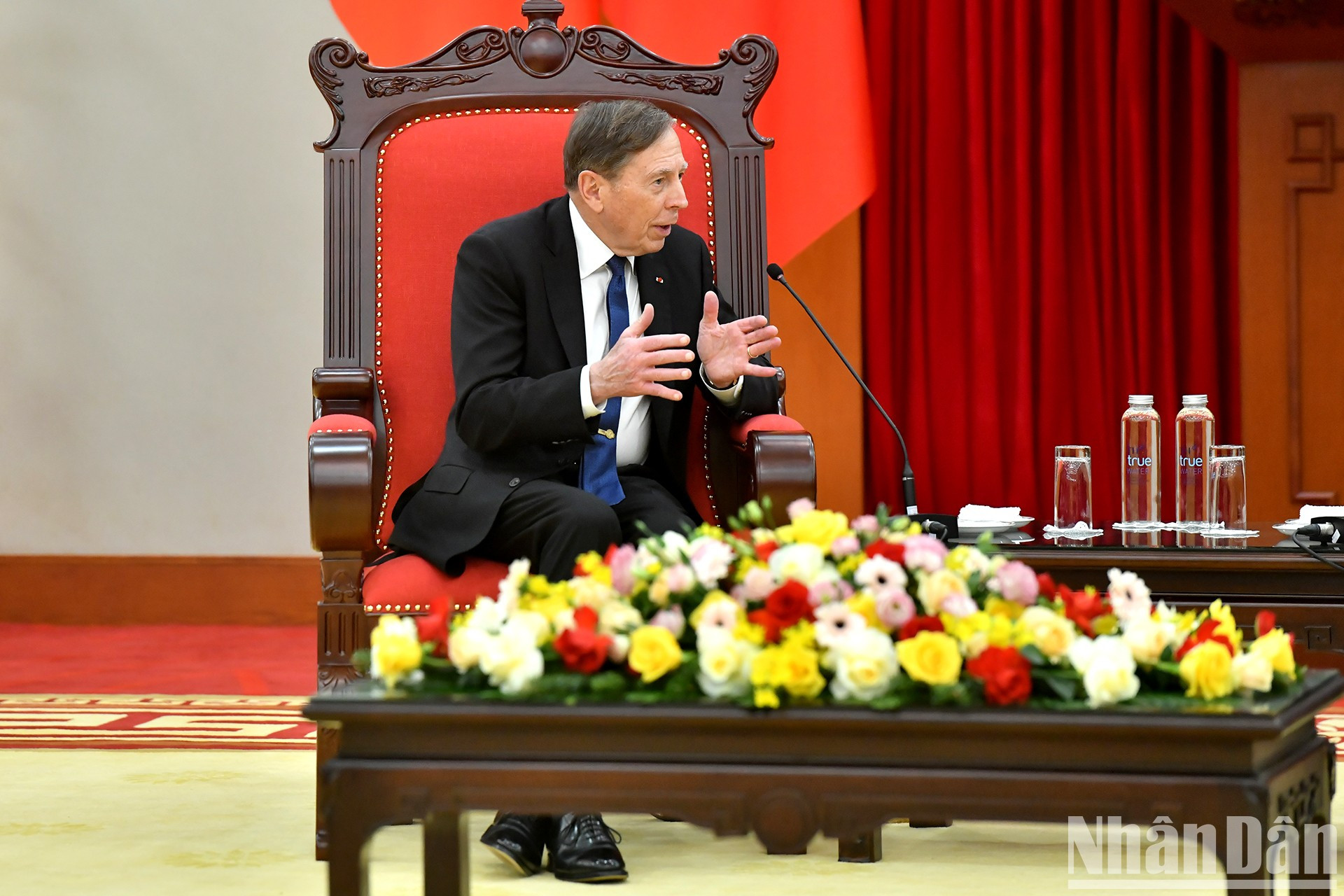 El ejecutivo de KKR habla en la cita.