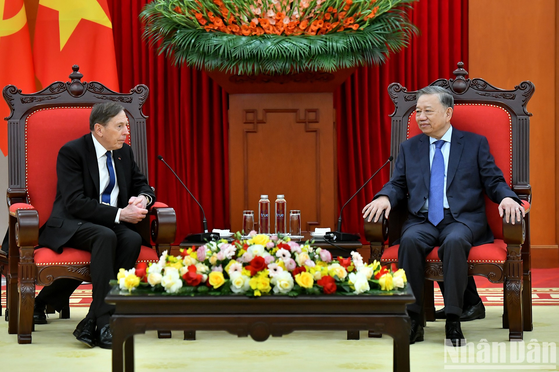 El líder del PCV conversa con el empresario visitante.