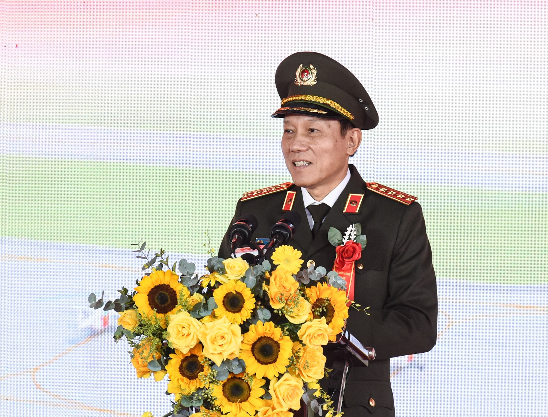 El general Luong Tam Quang, miembro del Buró Político del Comité Central del Partido y ministro de Seguridad Pública, interviene en el acto. El general Luong Tam Quang, miembro del Buró Político del Comité Central del Partido y ministro de Seguridad Pública, interviene en el acto.