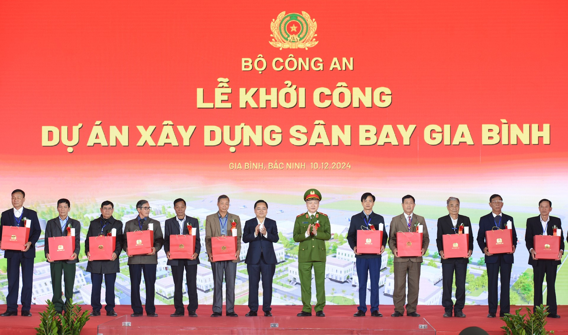 El premier Pham Minh Chinh entrega regalos a representantes de las familias que han cedido terrenos a este proyecto de construcción. El premier Pham Minh Chinh entrega regalos a representantes de las familias que han cedido terrenos a este proyecto de construcción.
