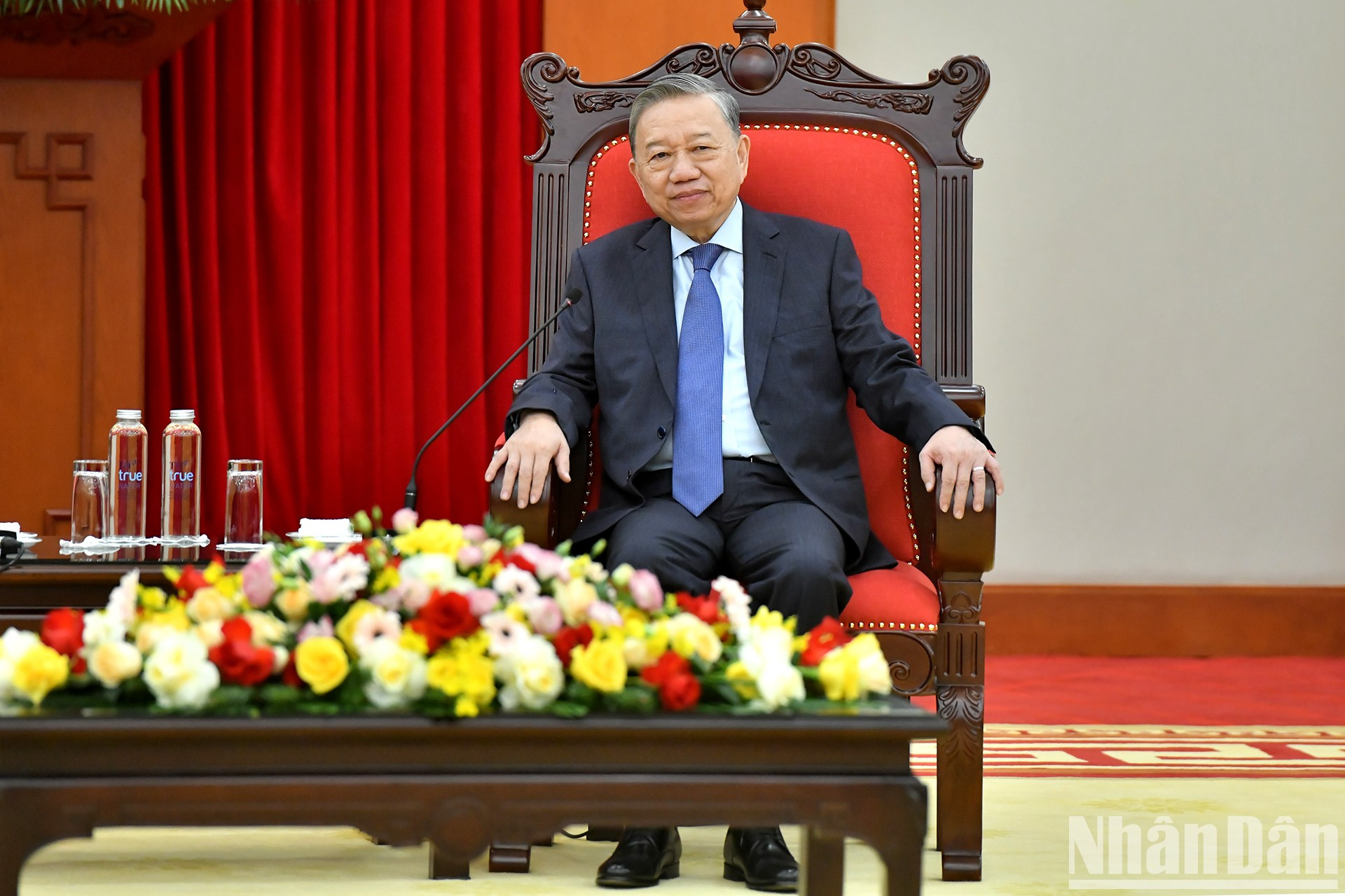 El máximo dirigente político de Vietnam en la reunión.