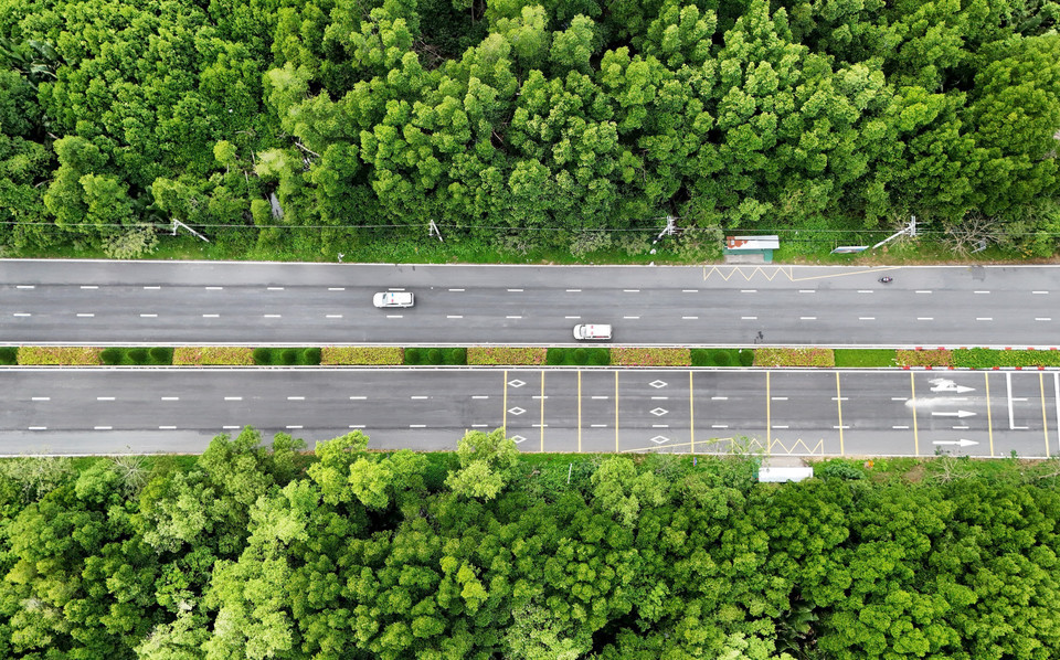 Tramo de seis carriles de la carretera de Rung Sac con impresionantes categorías de seguridad vial, visto desde arriba. Tramo de seis carriles de la carretera de Rung Sac con impresionantes categorías de seguridad vial, visto desde arriba.