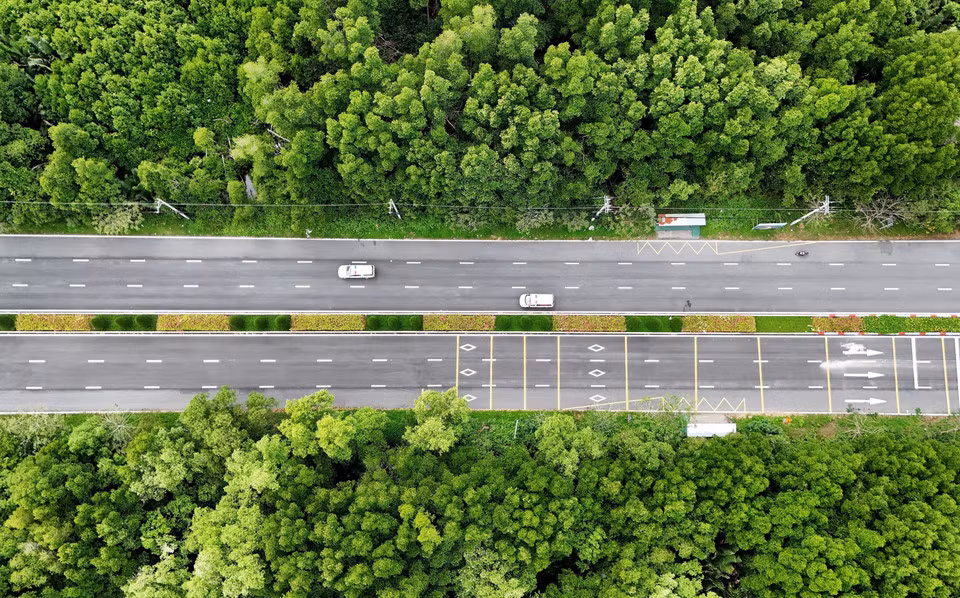 Tramo de seis carriles de la carretera de Rung Sac con impresionantes categorías de seguridad vial, visto desde arriba.