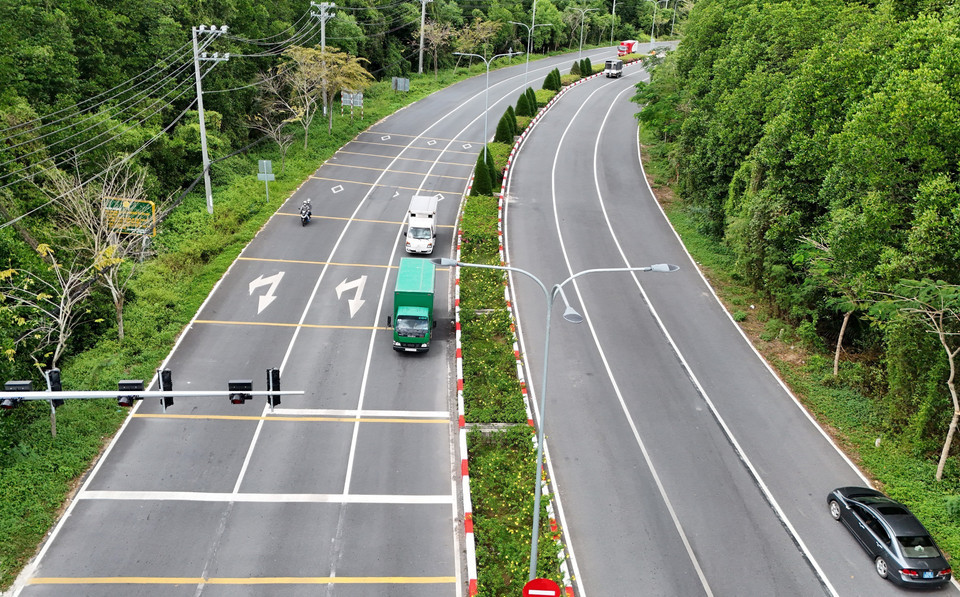 La carretera de Rung Sac que atraviesa el bosque de manglares de Can Gio tiene una longitud de 36,5 kilómetros y un ancho de 30 metros y se considera un punto destacado de la ruta de tráfico del distrito de Can Gio. La carretera de Rung Sac que atraviesa el bosque de manglares de Can Gio tiene una longitud de 36,5 kilómetros y un ancho de 30 metros y se considera un punto destacado de la ruta de tráfico del distrito de Can Gio.