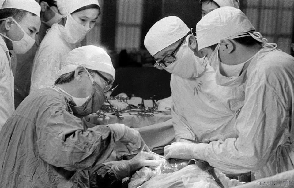 El profesor Ton That Tung hizo importantes contribuciones a la medicina vietnamita, especialmente con su método de resección hepática que se ha reconocido internacionalmente y se ha convertido en una técnica clásica, aplicada en muchos países avanzados. En la foto, el profesor Ton That Tung realiza una cirugía hepática en el año 1976. El profesor Ton That Tung hizo importantes contribuciones a la medicina vietnamita, especialmente con su método de resección hepática que se ha reconocido internacionalmente y se ha convertido en una técnica clásica, aplicada en muchos países avanzados. En la foto, el profesor Ton That Tung realiza una cirugía hepática en el año 1976.