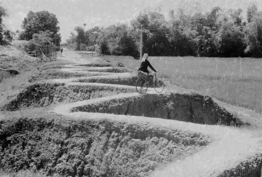 Cortando la carretera para bloquear vehículos enemigos en los suburbios de Hanói (1946). Cortando la carretera para bloquear vehículos enemigos en los suburbios de Hanói (1946).
