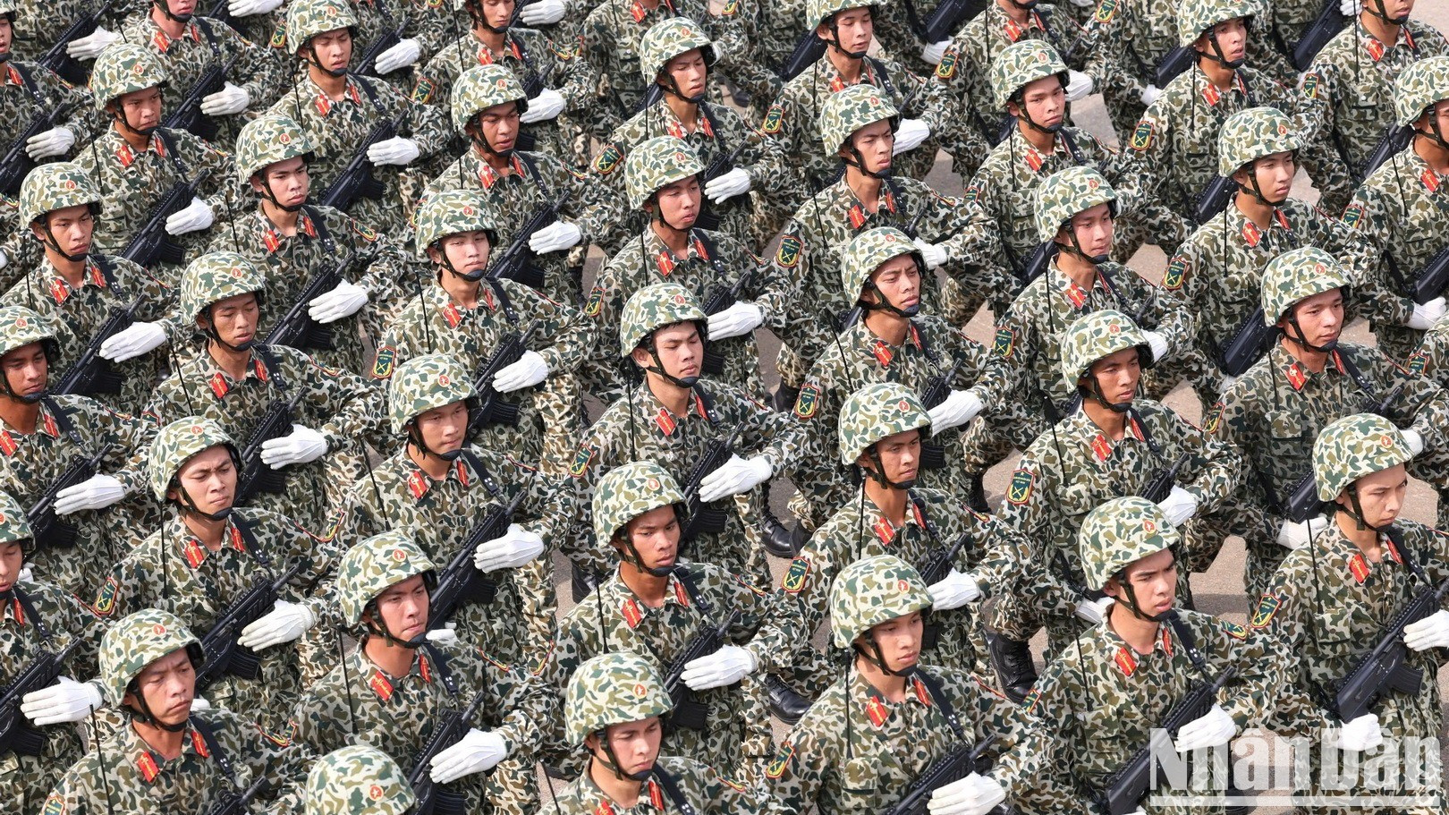 Representantes de las fuerzas especiales del ejército avanzan al área del escenario principal. Representantes de las fuerzas especiales del ejército avanzan al área del escenario principal.