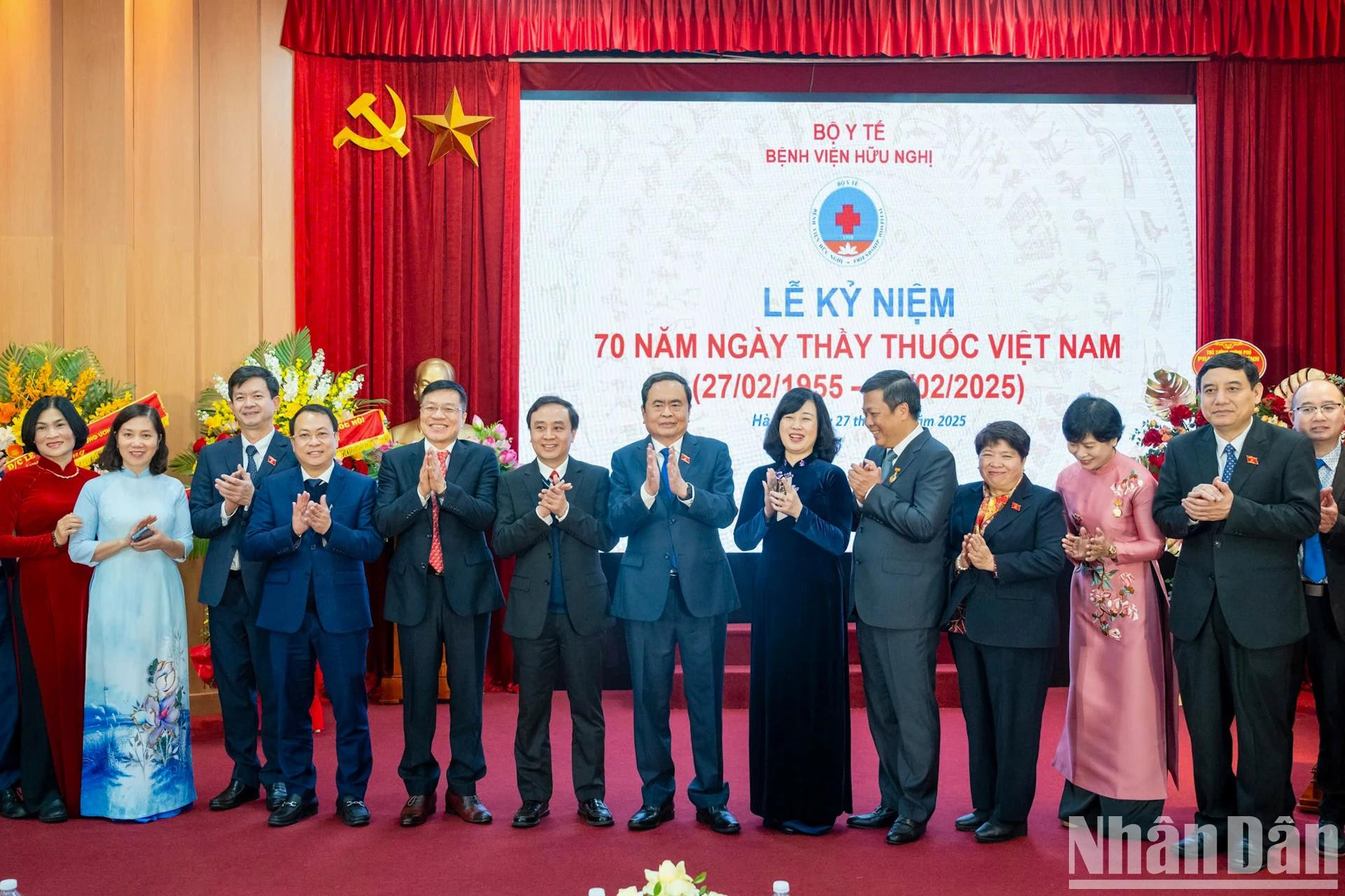 El presidente de la Asamblea Nacional, los diputados y los funcionarios.