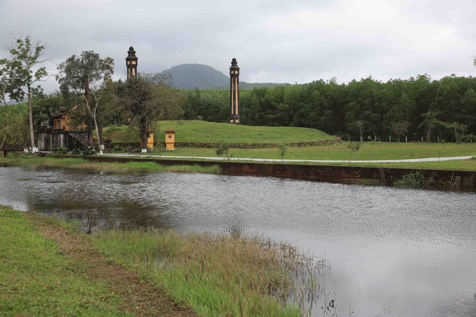 La tumba de Thien Tho Huu en el mausoleo del rey Gia Long. La tumba de Thien Tho Huu en el mausoleo del rey Gia Long.
