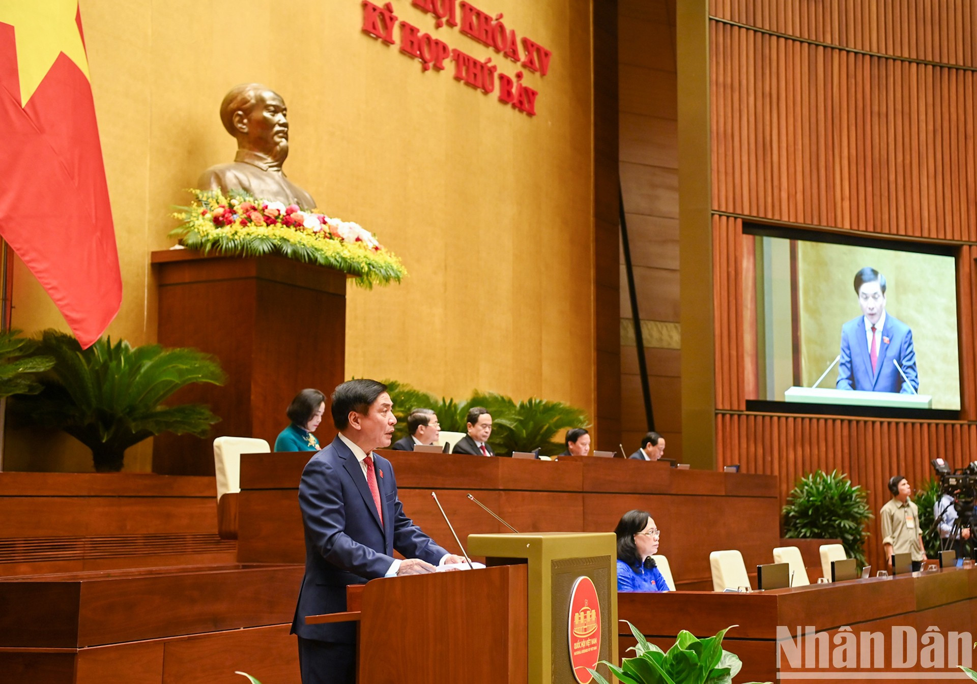 El secretario general de la Asamblea Nacional y jefe de la Oficina Parlamentaria, Bui Van Cuong, interviene en la sesión. El secretario general de la Asamblea Nacional y jefe de la Oficina Parlamentaria, Bui Van Cuong, interviene en la sesión.