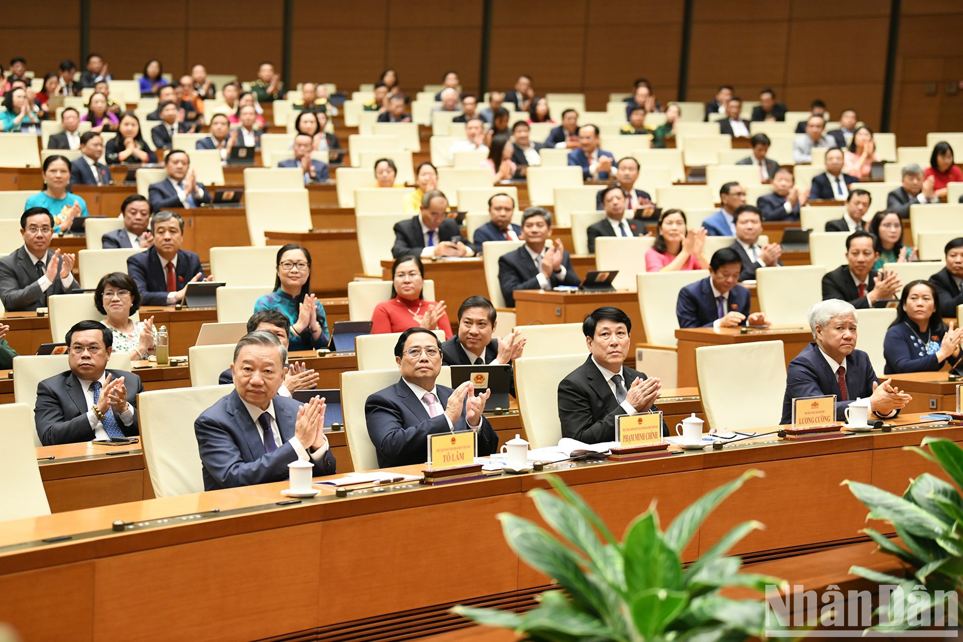 Asisten al acto de clausura, efectuado en Hanói, el presidente de Vietnam, To Lam; el primer ministro, Pham Minh Chinh; el miembro permanente del Secretariado del Comité Central del Partido, Luong Cuong, y el presidente del Comité Central del Frente de la Patria de Vietnam, Do Van Chien (de la izquierda a la derecha, primera fila). Asisten al acto de clausura, efectuado en Hanói, el presidente de Vietnam, To Lam; el primer ministro, Pham Minh Chinh; el miembro permanente del Secretariado del Comité Central del Partido, Luong Cuong, y el presidente del Comité Central del Frente de la Patria de Vietnam, Do Van Chien (de la izquierda a la derecha, primera fila).