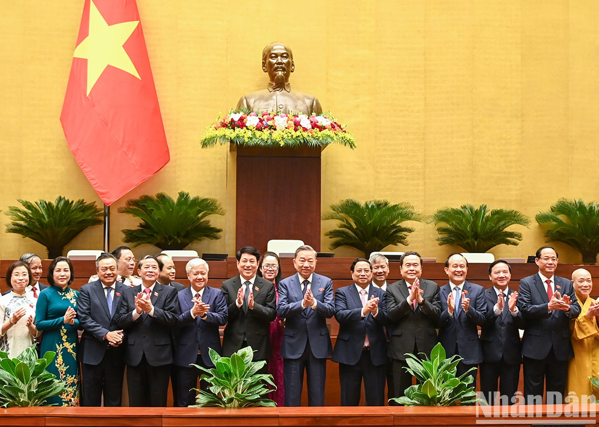 Los dirigentes nacionales y otros delegados posan para fotos. Los dirigentes nacionales y otros delegados posan para fotos.