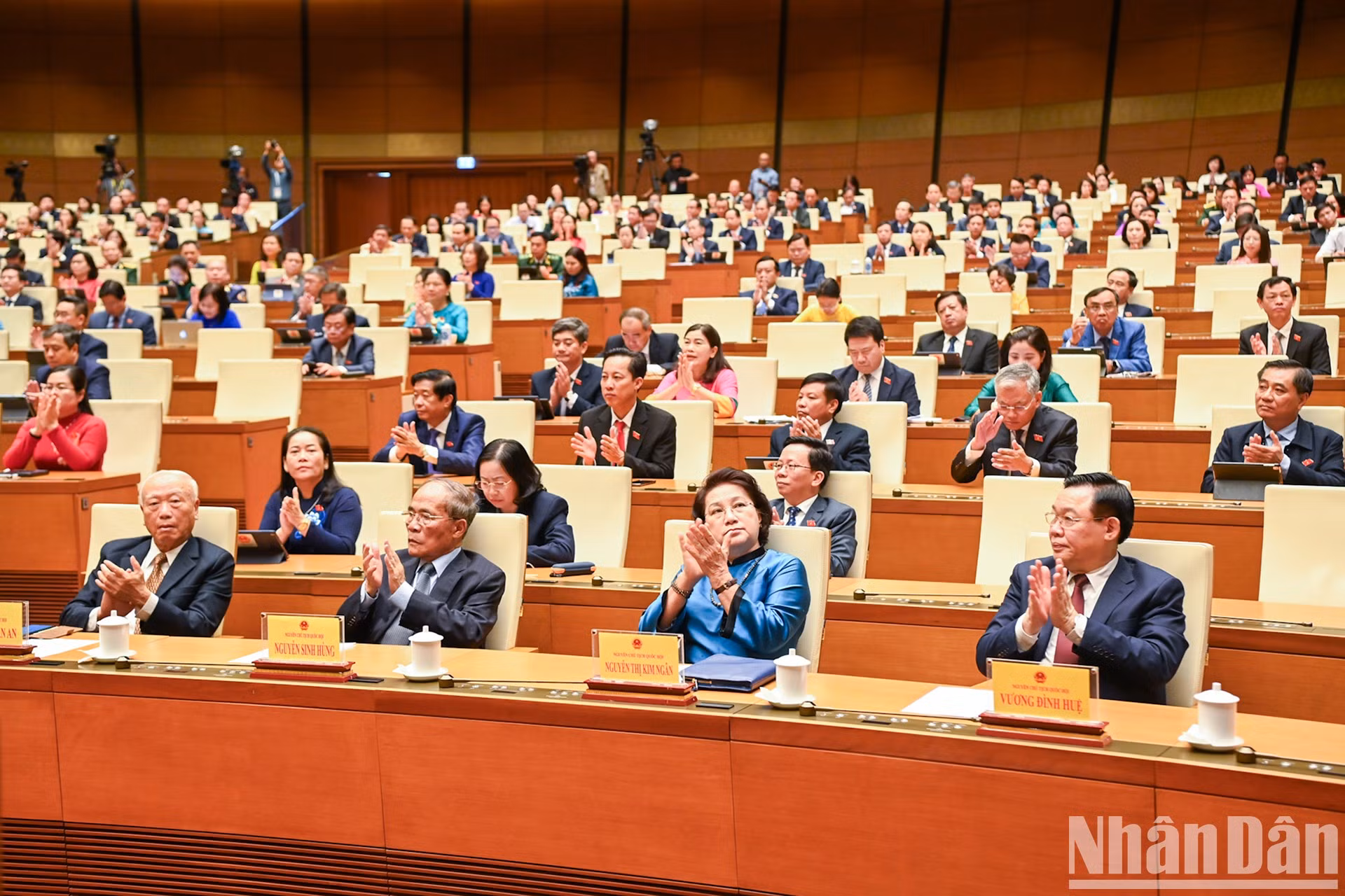 (De la izquierda a la derecha, primera fila) Los expresidentes de la Asamblea Nacional Nguyen Van An, Nguyen Sinh Hung, Nguyen Thi Kim Ngan y Vuong Dinh Hue.