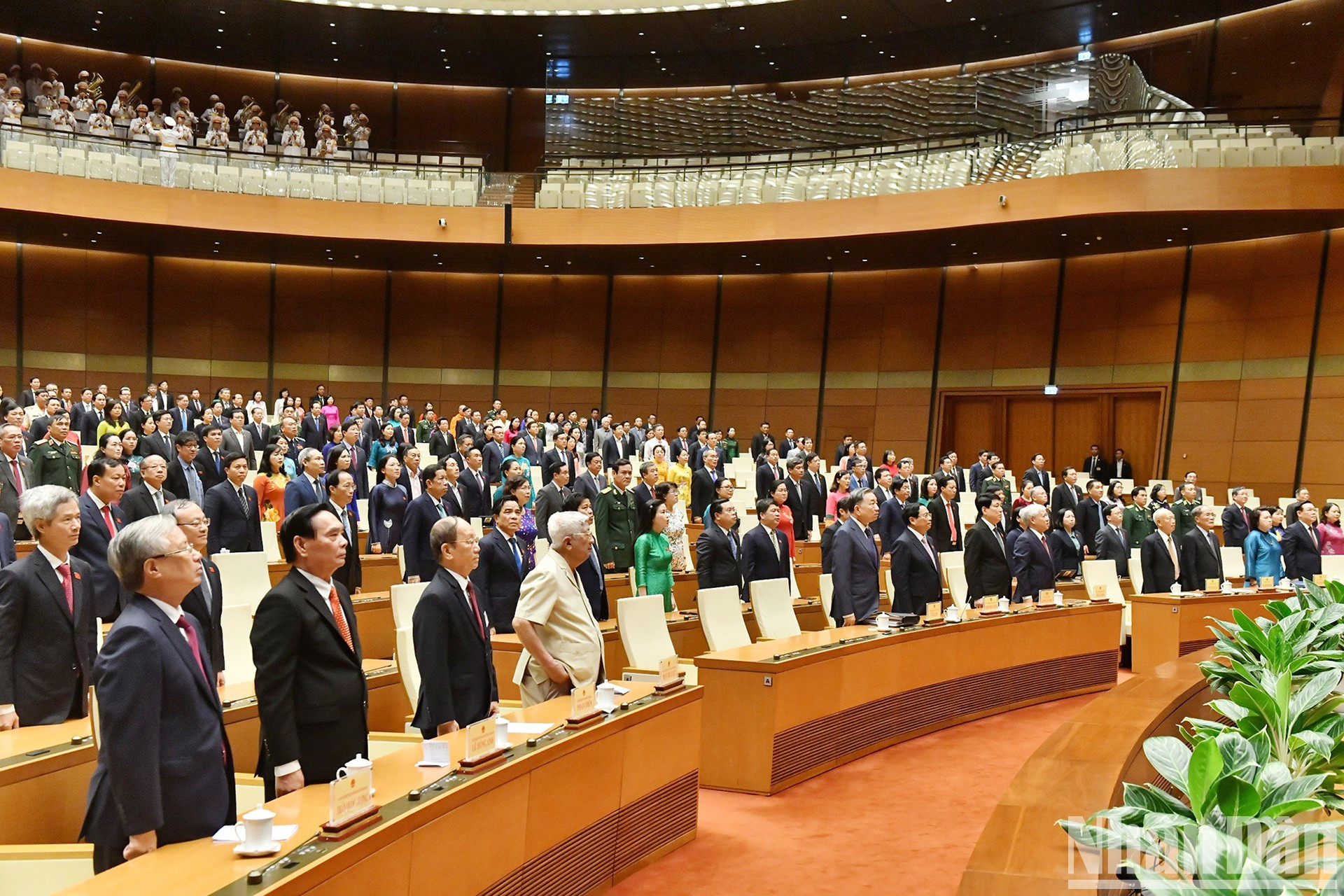 Los delegados en el acto de saludo a bandera al cierre de la reunión. Los delegados en el acto de saludo a bandera al cierre de la reunión.