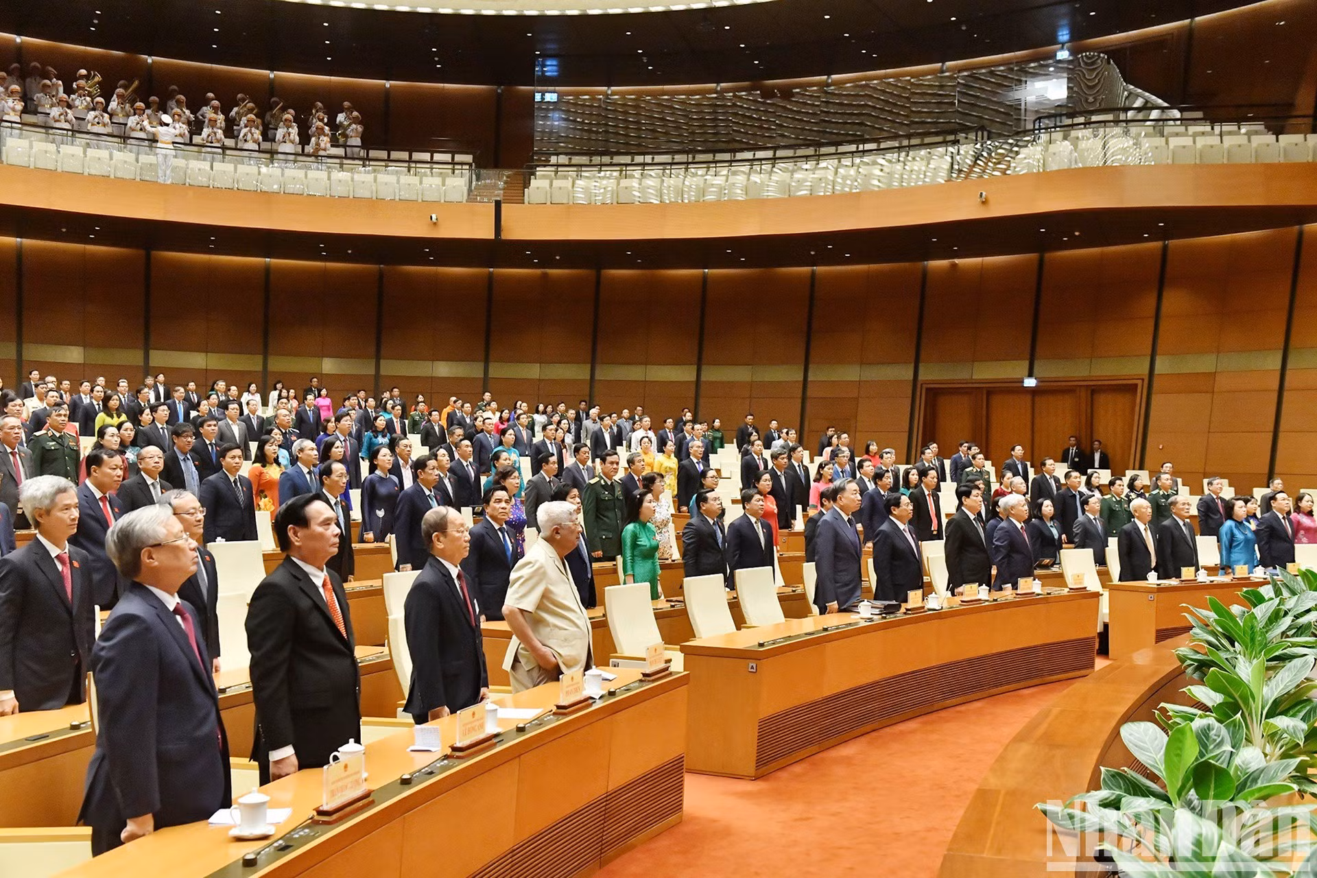 Los delegados en el acto de saludo a bandera al cierre de la reunión.