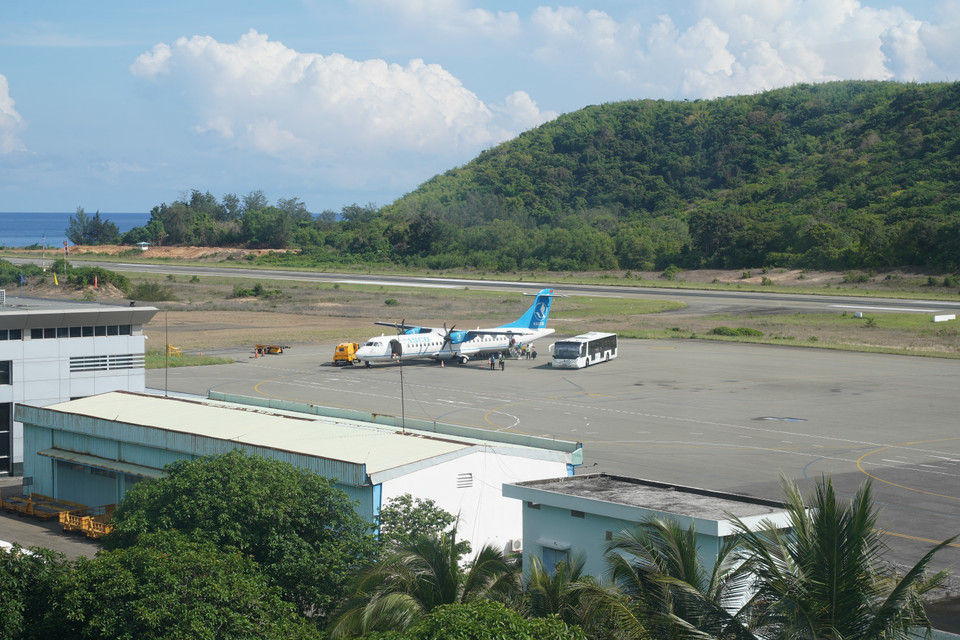 El aeropuerto de Con Dao cuenta con una pista de despegue y aterrizaje de mil 830 metros de longitud, recibiendo aeronaves ATR72 y equivalentes. El aeropuerto de Con Dao cuenta con una pista de despegue y aterrizaje de mil 830 metros de longitud, recibiendo aeronaves ATR72 y equivalentes.