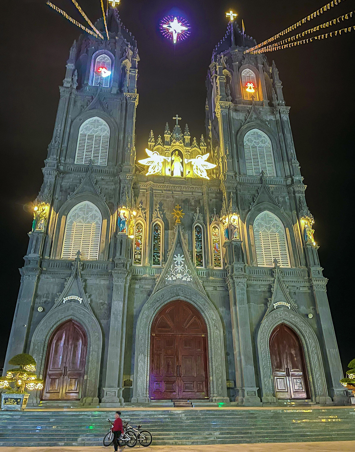En ocasión de la Navidad y la proximidad del Año Nuevo, la iglesia de Tra Co luce más resplandeciente para sumar una atmósfera acogedora y bulliciosa por los días feriados de su comunidad religiosa y enriquecer las vacaciones de fin de año de quienes la visiten. En ocasión de la Navidad y la proximidad del Año Nuevo, la iglesia de Tra Co luce más resplandeciente para sumar una atmósfera acogedora y bulliciosa por los días feriados de su comunidad religiosa y enriquecer las vacaciones de fin de año de quienes la visiten.