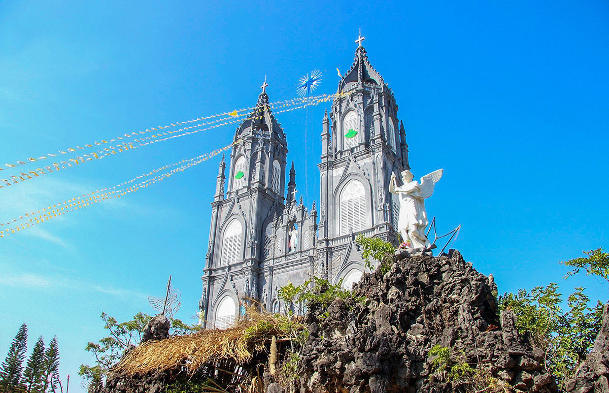 La iglesia de Tra Co y el cercano cabo de Sa Vi figuran entre los destinos que no deben perderse los viajeros a esta tierra nororiental. La iglesia de Tra Co y el cercano cabo de Sa Vi figuran entre los destinos que no deben perderse los viajeros a esta tierra nororiental.