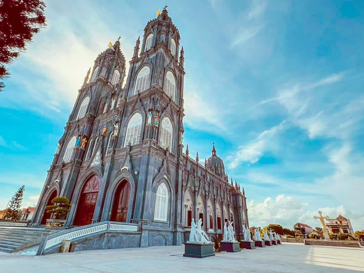 En 2017, a pedidos de la población, el Comité Popular de Quang Ninh aprobó la reconstrucción del lugar. Desde su inauguración el 15 de abril de 2023, la nueva iglesia de Tra Co se ha convertido en una de las atracciones turísticas de Mong Cai. En 2017, a pedidos de la población, el Comité Popular de Quang Ninh aprobó la reconstrucción del lugar. Desde su inauguración el 15 de abril de 2023, la nueva iglesia de Tra Co se ha convertido en una de las atracciones turísticas de Mong Cai.