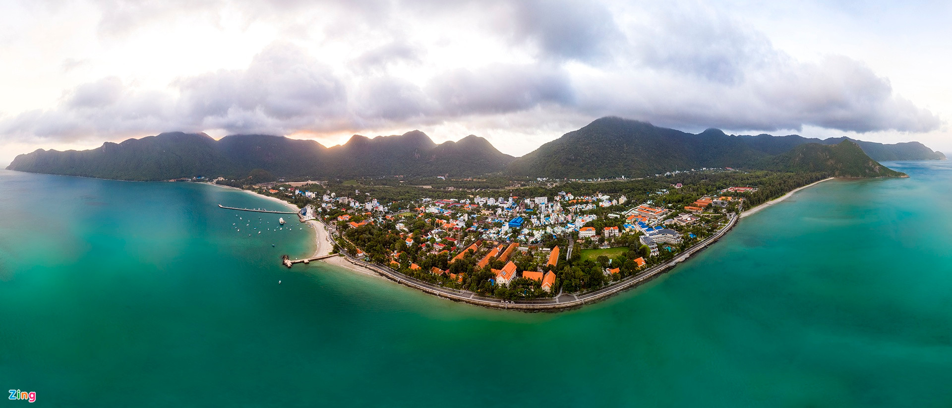 El conjunto de islas debe su fama a las playas vírgenes que han sido honradas varias veces por prestigiosas revistas de viaje. El conjunto de islas debe su fama a las playas vírgenes que han sido honradas varias veces por prestigiosas revistas de viaje.