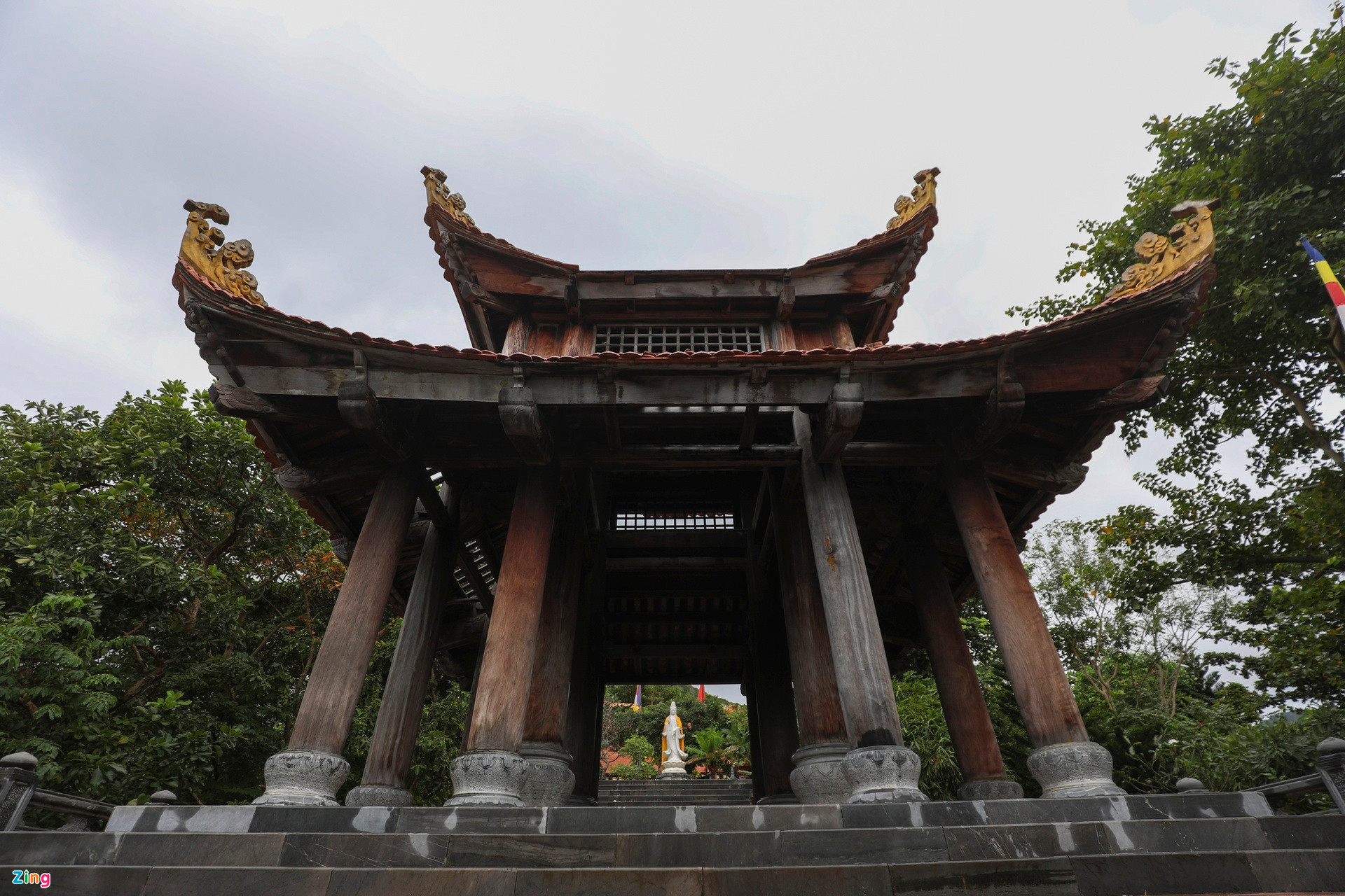 Además de las actividades de turismo espiritual como rendir homenaje a la mártir revolucionaria Vo Thi Sau (1933-1952) y visitar templos y pagodas, el archipiélago dispone de curiosas ofertas. Además de las actividades de turismo espiritual como rendir homenaje a la mártir revolucionaria Vo Thi Sau (1933-1952) y visitar templos y pagodas, el archipiélago dispone de curiosas ofertas.