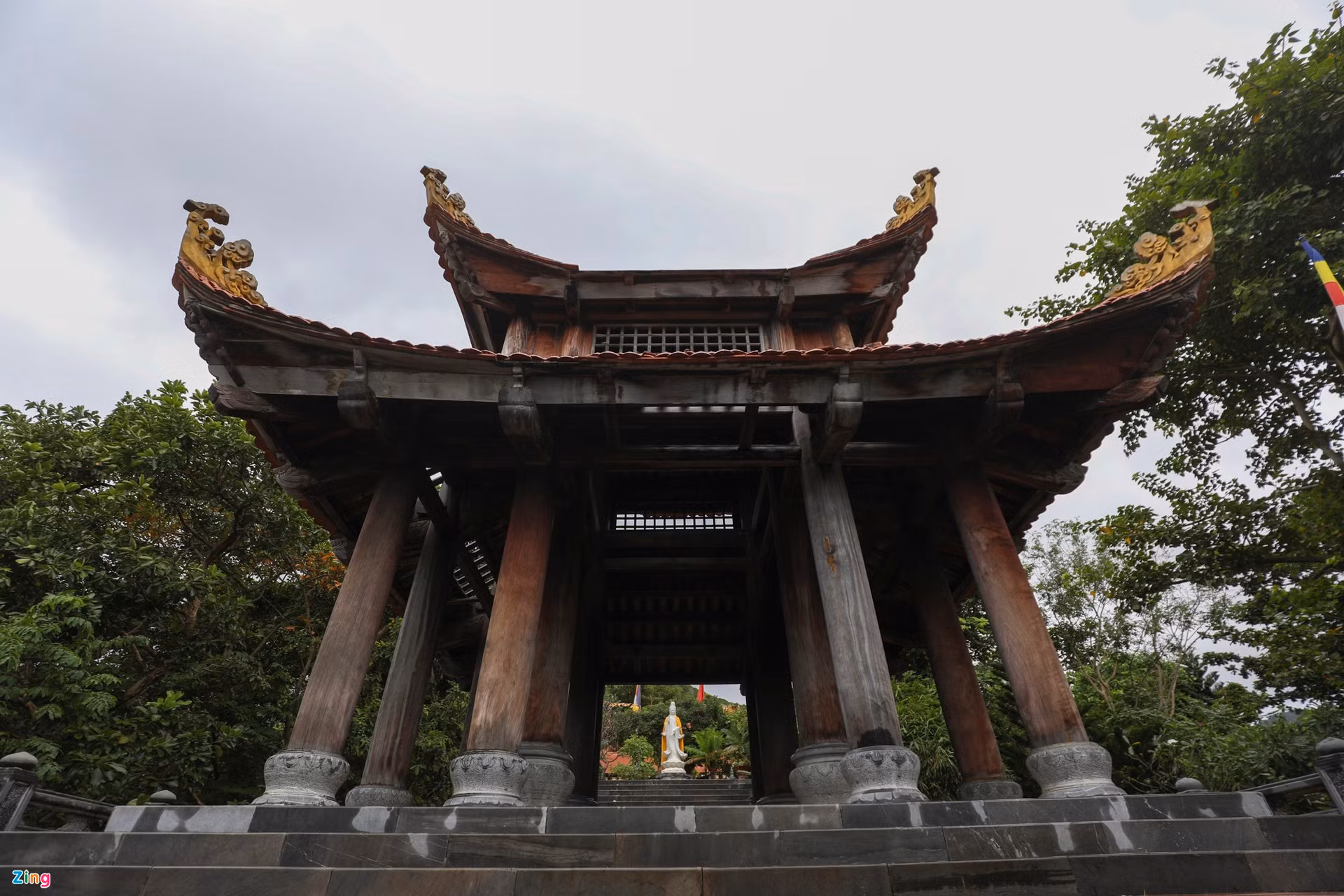 Además de las actividades de turismo espiritual como rendir homenaje a la mártir revolucionaria Vo Thi Sau (1933-1952) y visitar templos y pagodas, el archipiélago dispone de curiosas ofertas.