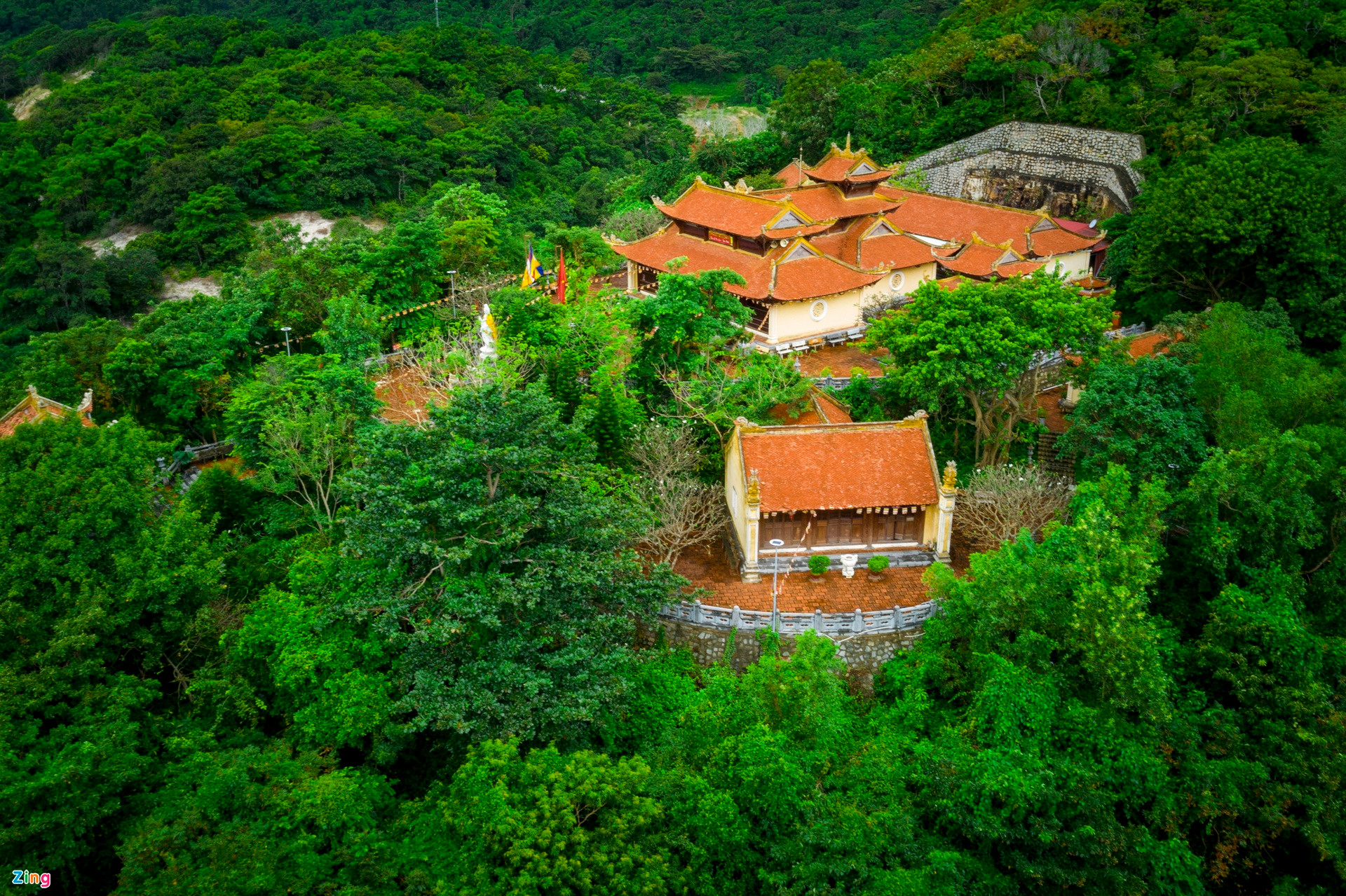 Otras atracciones incluyen el cabo de Chan Chim, la pagoda de Nui Mot y el muelle 914. Otras atracciones incluyen el cabo de Chan Chim, la pagoda de Nui Mot y el muelle 914.
