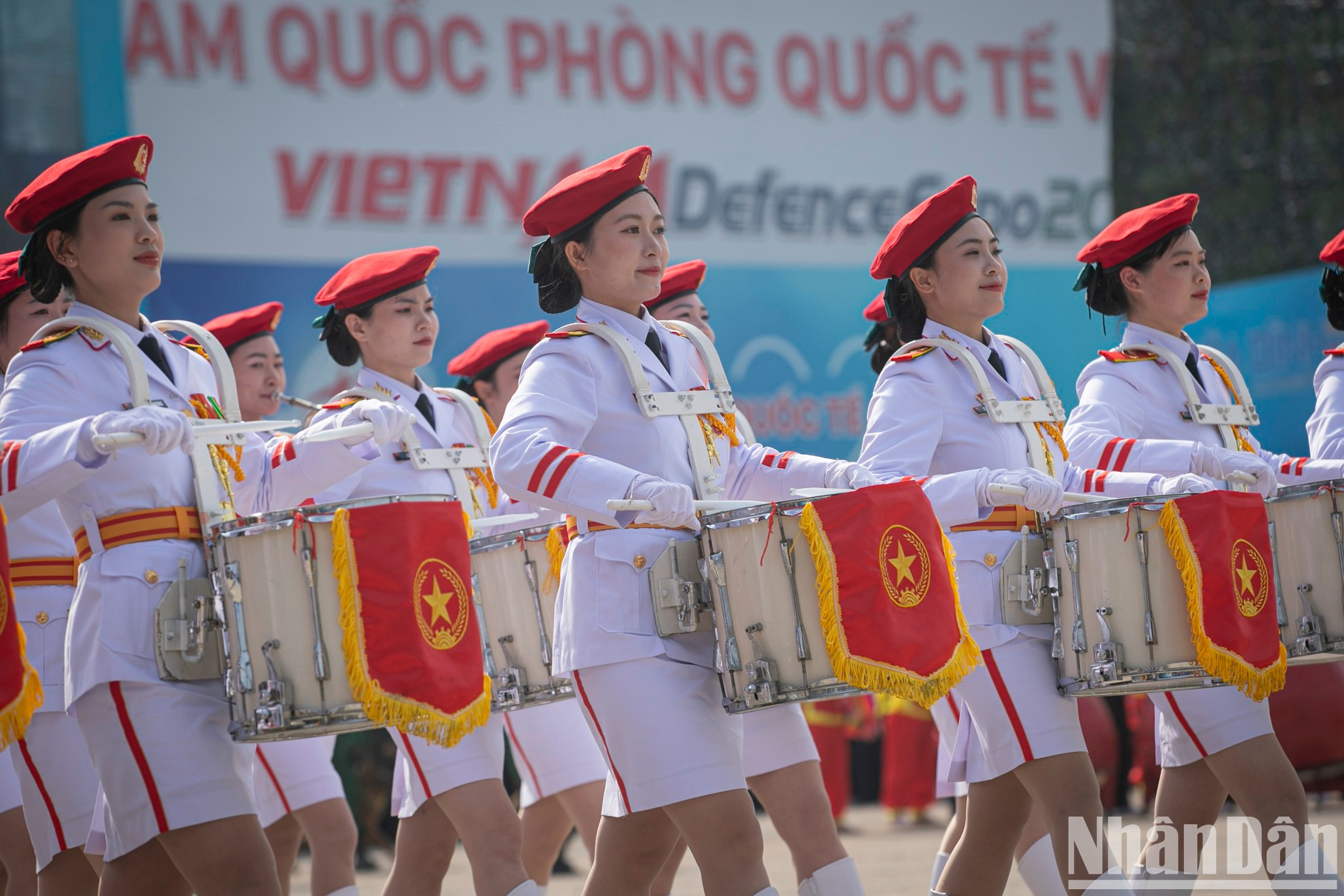 Desfile de las miembros de la banda militar. Desfile de las miembros de la banda militar.