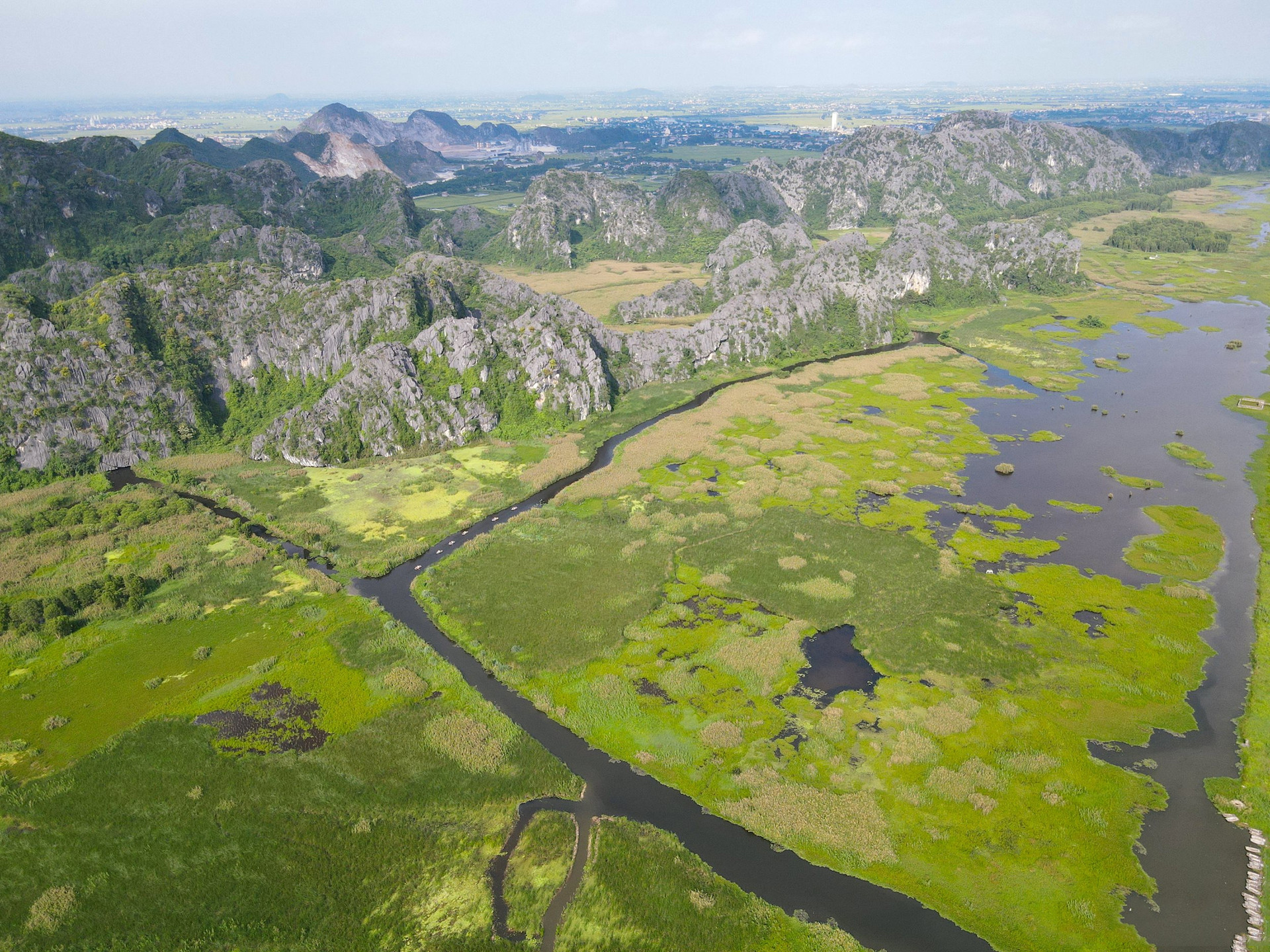 La reserva natural del humedal de Van Long se ubica en la comuna de Gia Van, distrito de Gia Vien, provincia de Ninh Binh.