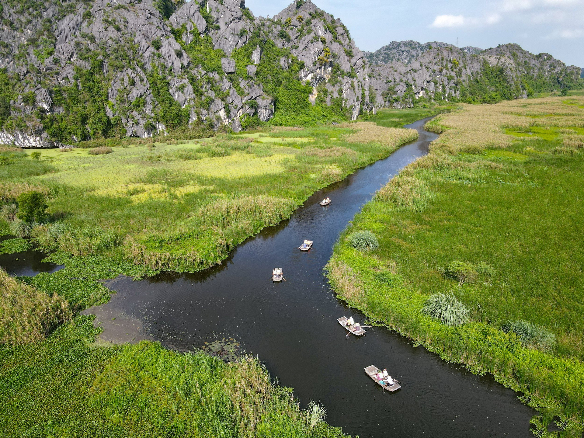 Rodean el humedal montañas de piedra caliza con unas cuevas magníficas y la vegetación típica de este ecosistema. El área pantanosa está tan quieta como un gigantesco espejo que refleja hasta el fondo.