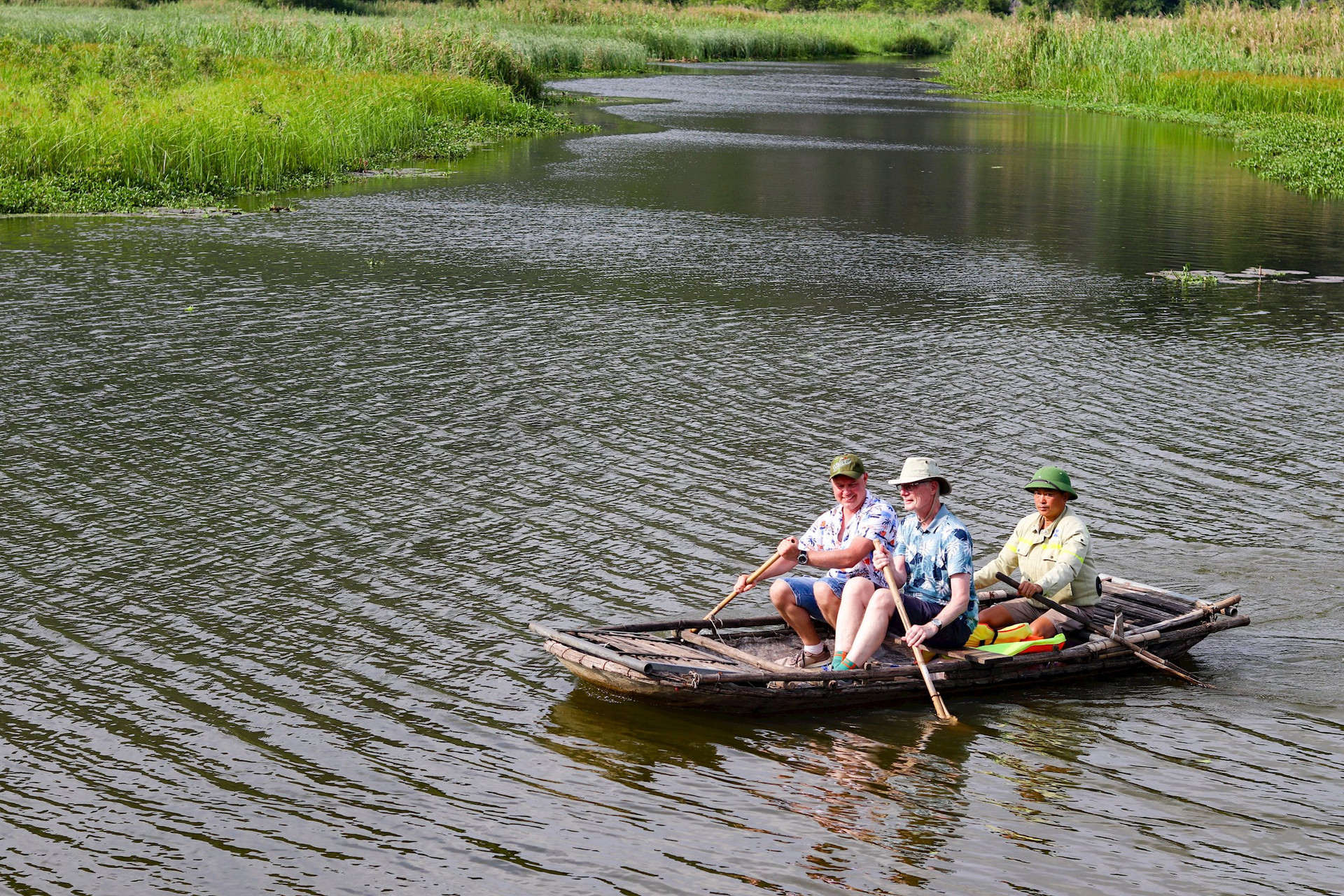 Remar sobre el humedal relaja a los visitantes.
