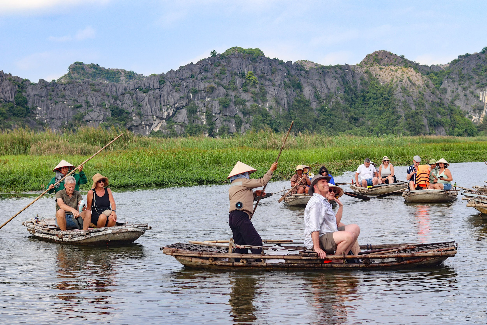 Según el Servicio de Turismo de Ninh Binh, el turismo en esta zona, a cargo de la Cooperativa de Servicios de Ecoturismo de Van Long, se practica bajo un modelo comunitario. La mayoría de los viajeros allí son foráneos. En 2023, el enclave recibió a más de 80 mil excursionistas.