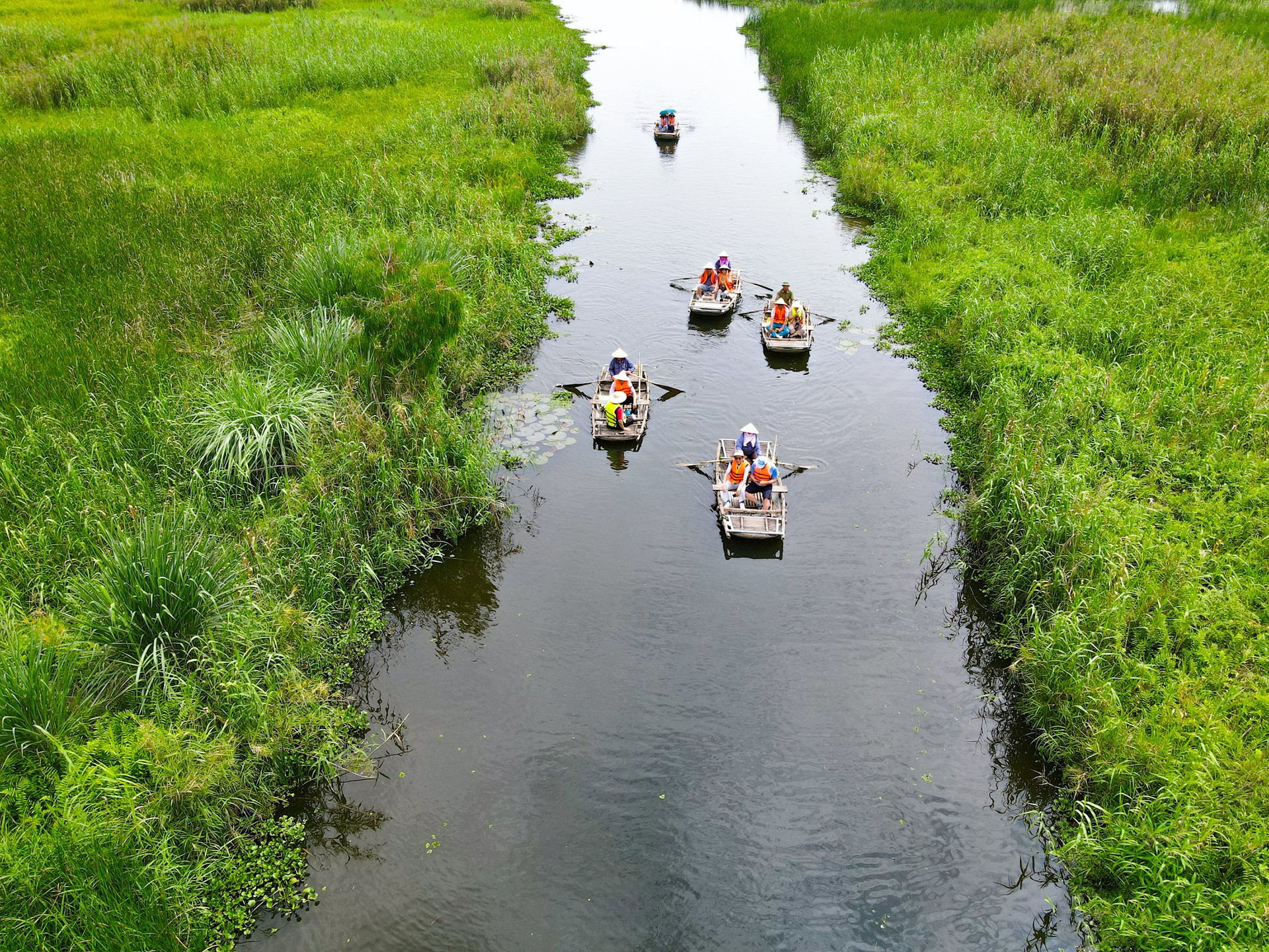 Los turistas al humedal de Van Long se fascinan ante los macizos kársticos con nombres divertidos como Meo Cao (rascado de gato) y Mam Xoi (frambuesa).