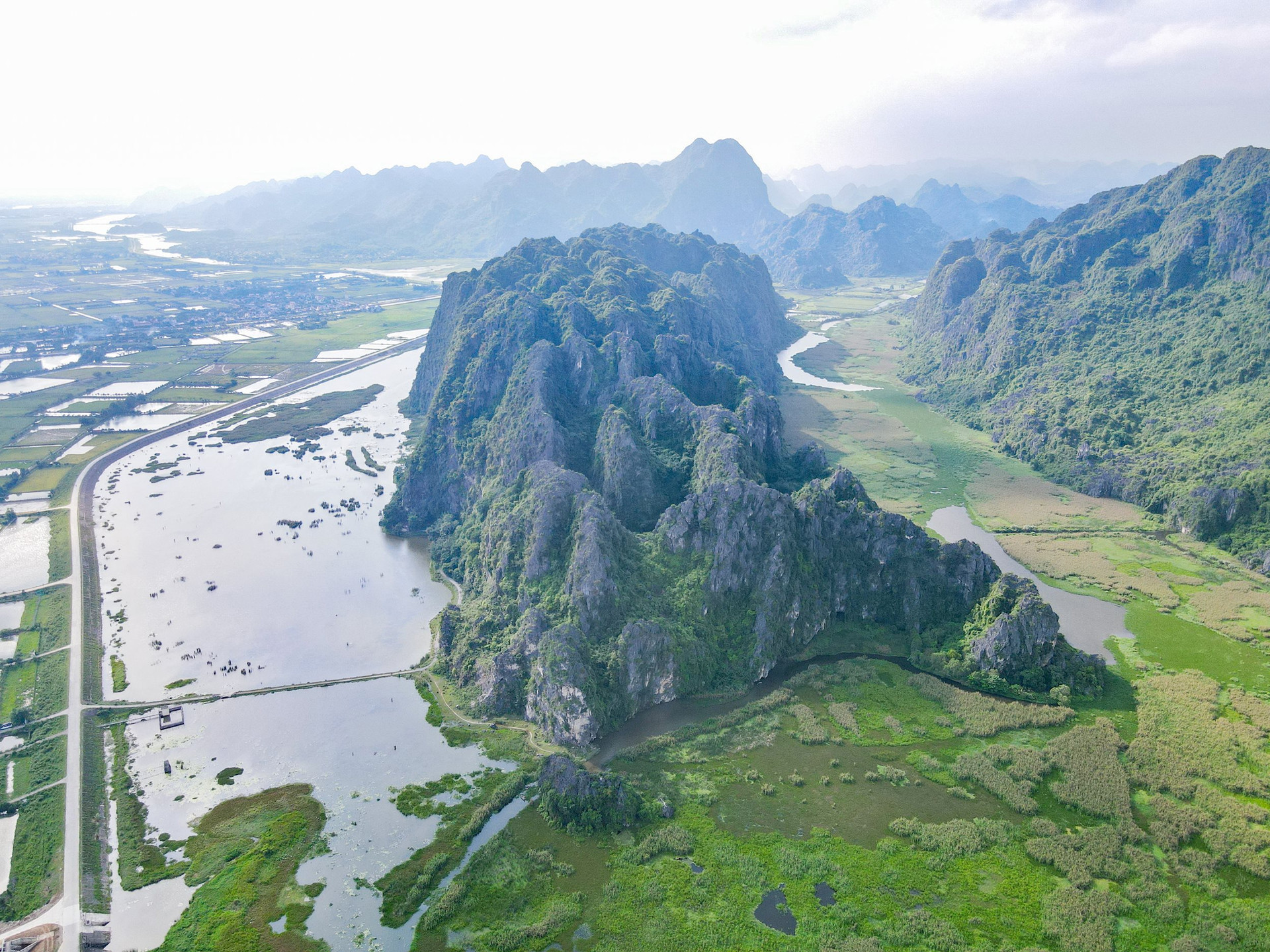 El Ministerio de Recursos Naturales y Medio Ambiente de Vietnam inscribió la Reserva Natural del Humedal de Van Long como noveno sitio Ramsar (Humedales de Importancia Internacional) del país el 22 de mayo de 2019. En 2020, Van Long se convirtió en el primer representante de Vietnam y del Sudeste Asiático en la Lista Verde de Áreas Protegidas y Conservadas de la Unión Internacional para la Conservación de la Naturaleza (UICN), conjunto de estándares globales sobre conservación exitosa. Además, fue elegido como escenario de la película Kong: La Isla Calavera.