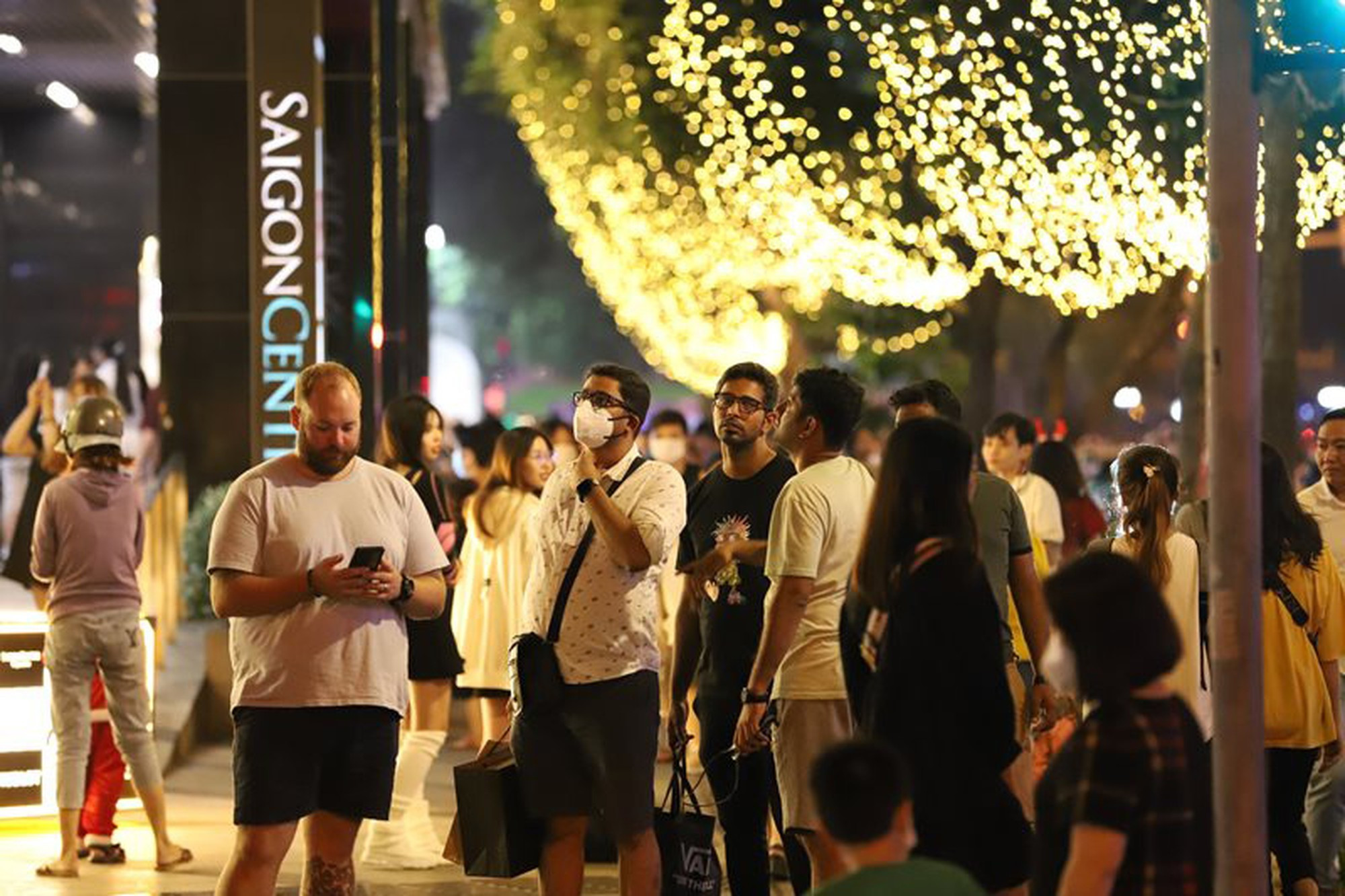 Ciudadanos extranjeros salen para celebrar en la calle de Le Loi, del distrito 1.