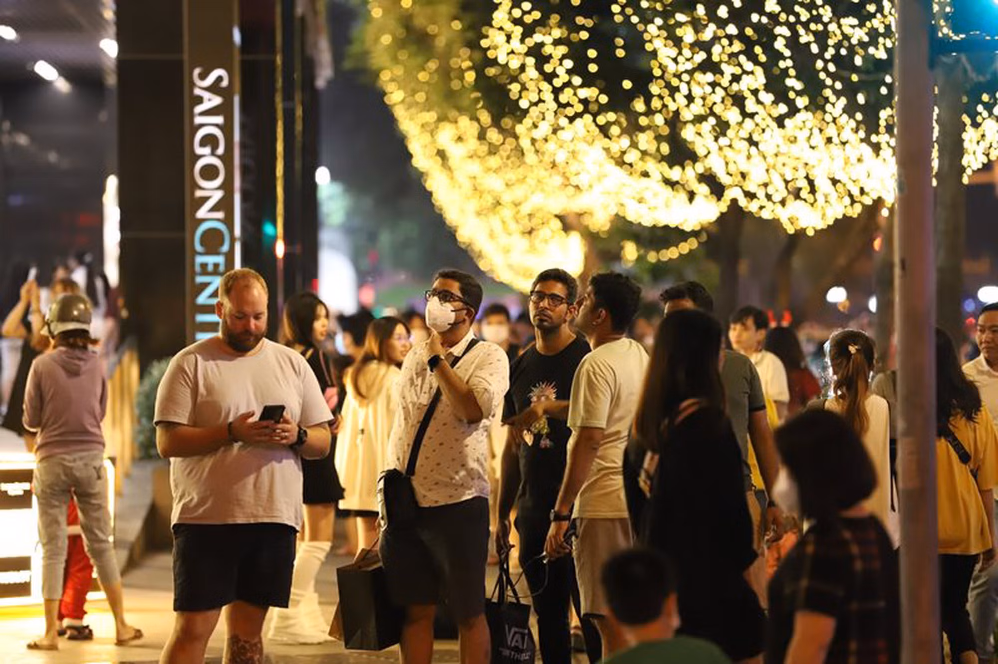 Ciudadanos extranjeros salen para celebrar en la calle de Le Loi, del distrito 1.